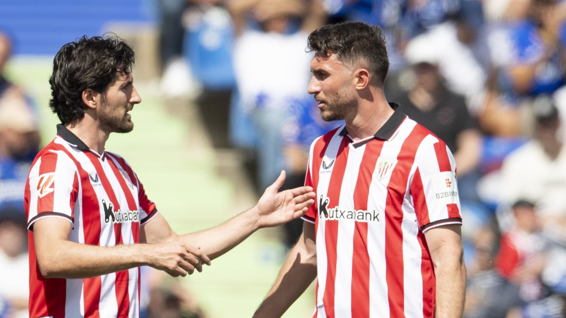 Dani Vivian y Aymeric Laporte corrigen cosas en el partido ante el Getafe en el Coliseum