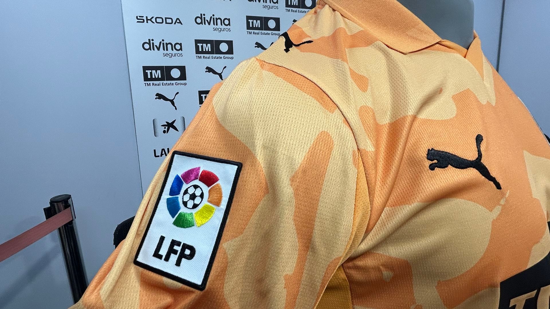 Detalle camiseta retro Valencia CF