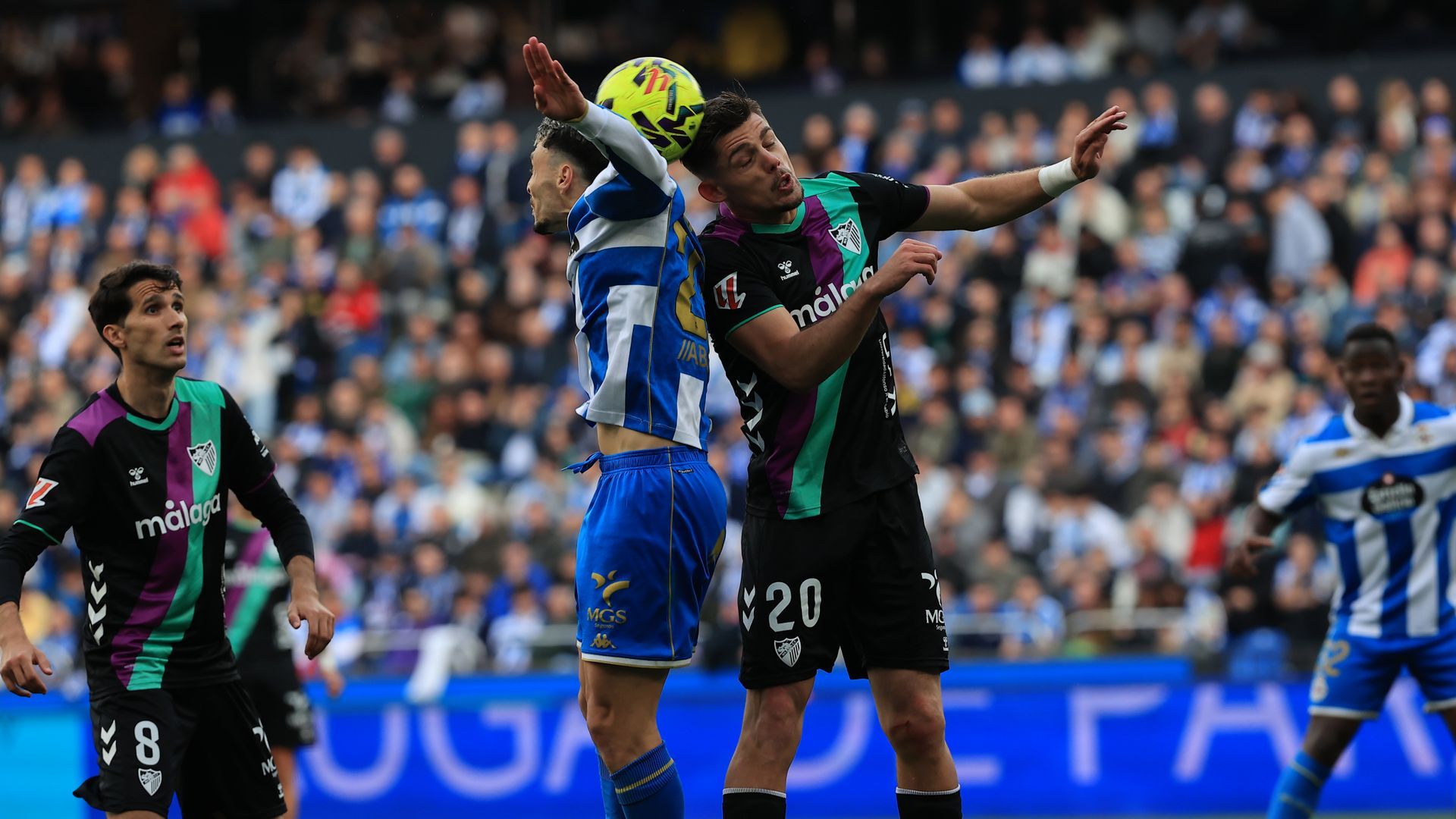 Duelo aéreo en el Deportivo - Málaga