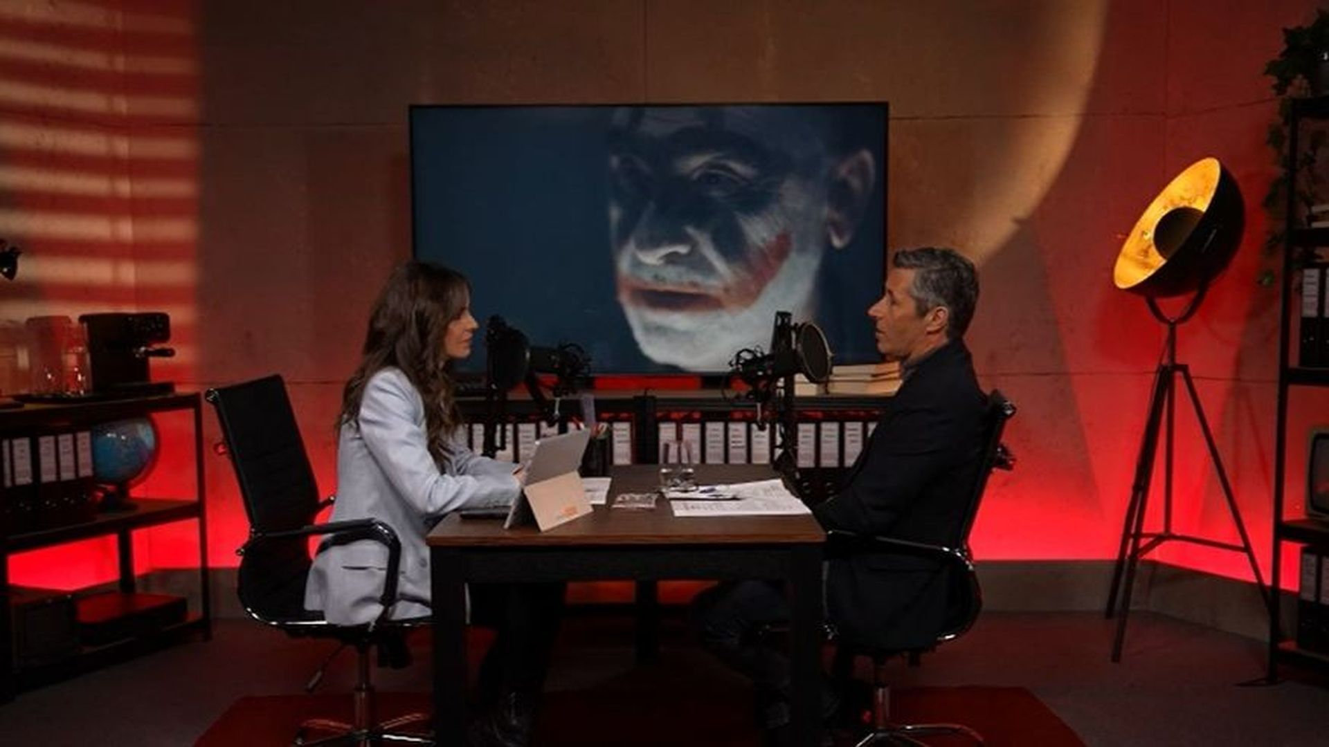 El simbolismo del marido de Koldo al pintarse la cara del Joker: "Una ritualización clara”