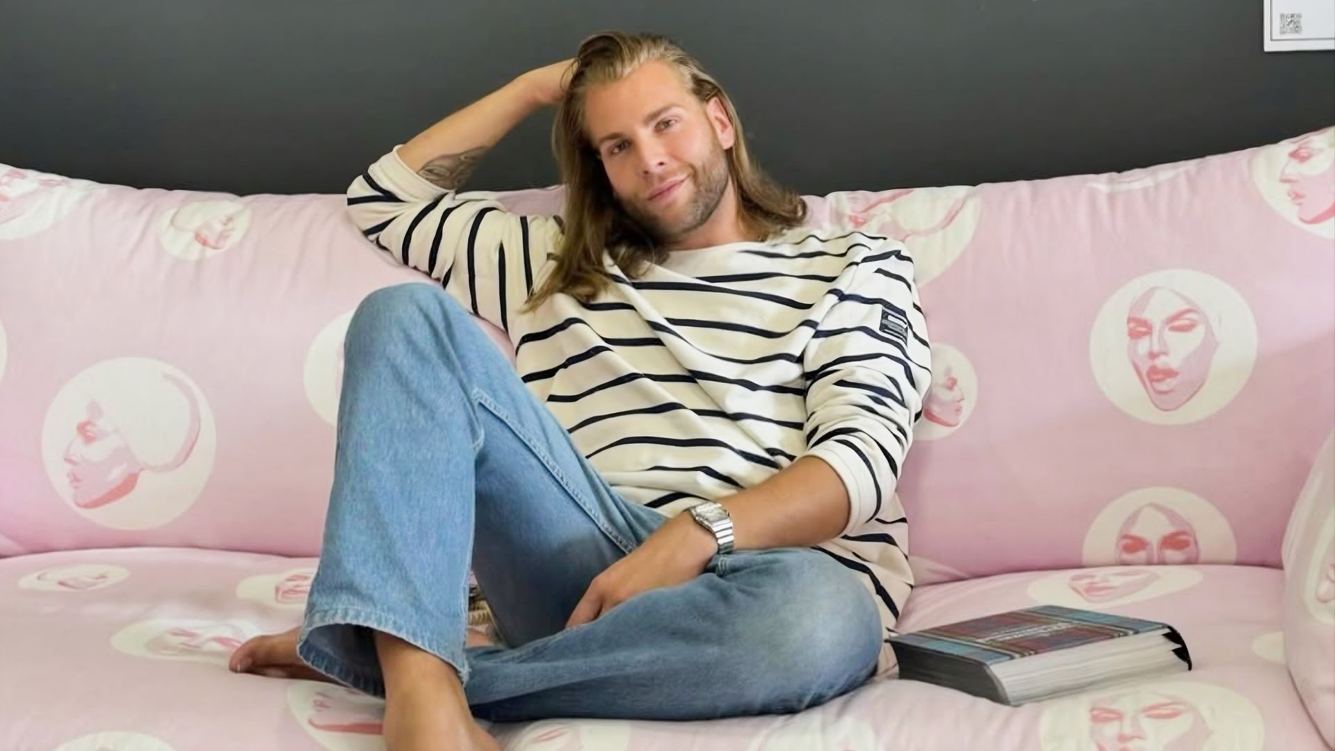 Entramos en la casa de Eduardo Navarrete en Madrid: así es su cocina en tonos azules y su salón de estilo bohemio renovado