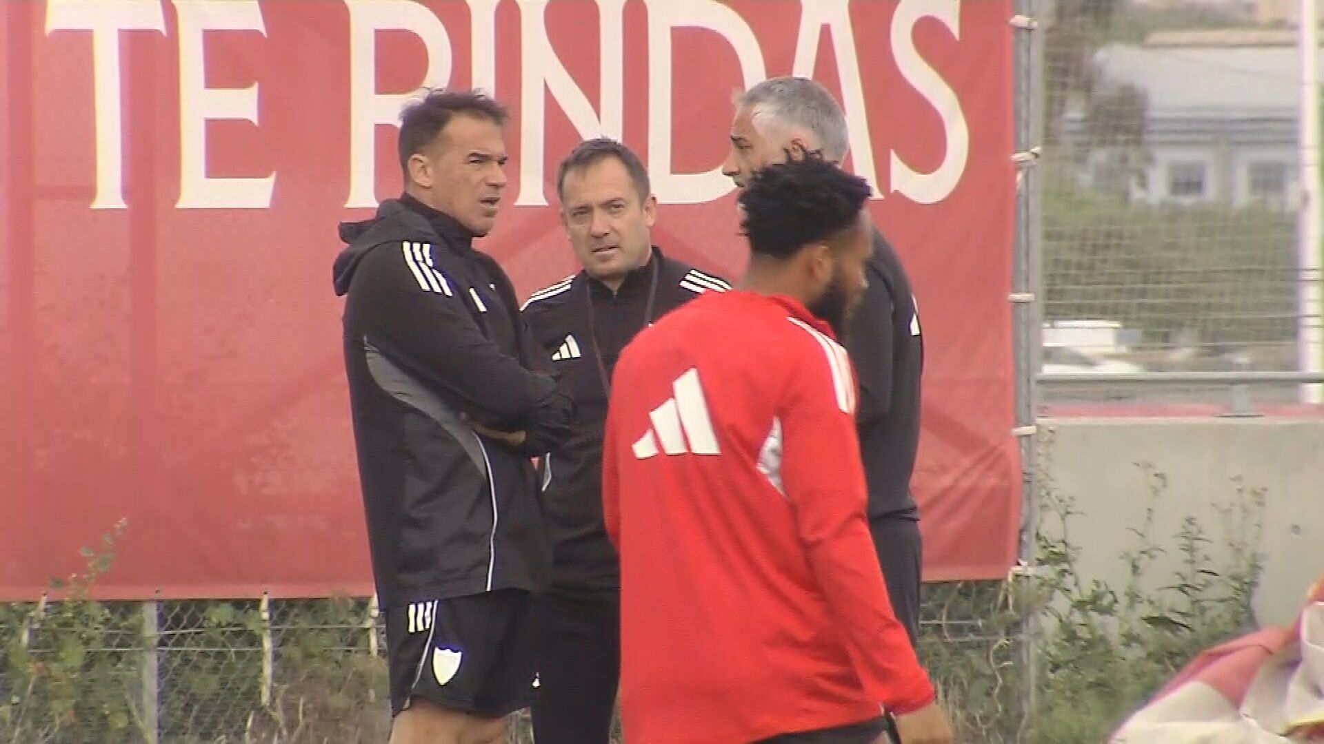 García Plaza, charlando en el entrenamiento García Plaza, charlando en el entrenamiento