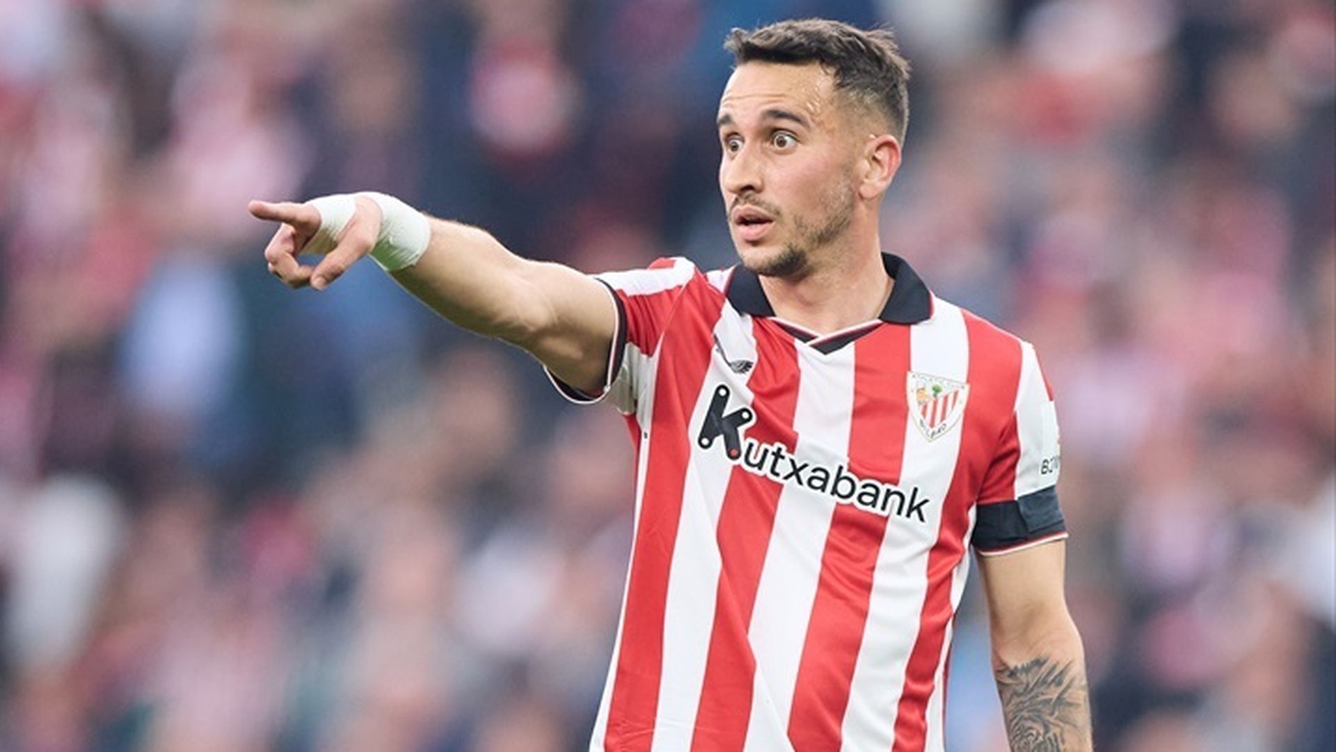 Gesto del navarro Alex Berenguer en un partido del Athletic Club en San Mamés