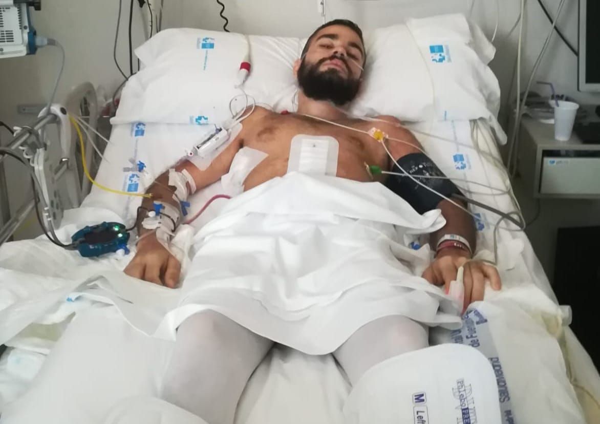 Gonzalo tras sobrevivir a una compleja operación para extirparle los tumores