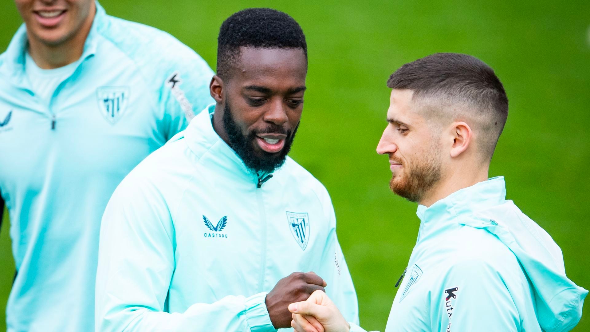 Iñaki Williams se saluda con Oihan Sancet en un entrenamiento en Lezama