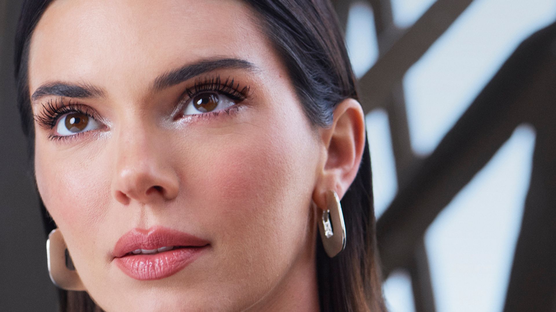 Kendall Jenner con un look en el que luce la máscara de pestañas Telescopic Extensionist, de L’Oréal Paris