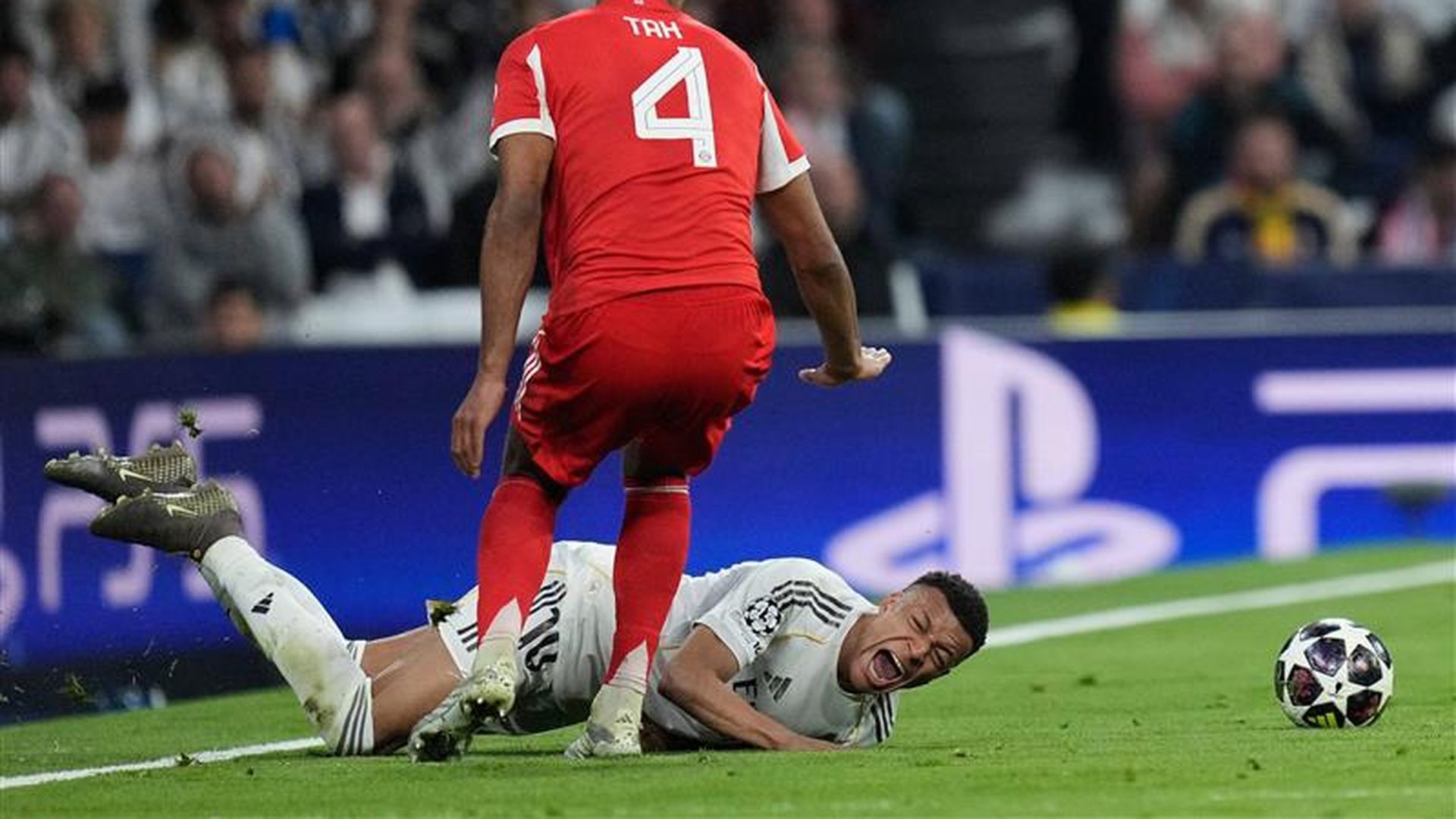 La entrada de Jonathan Tah sobre Kylian Mbappé