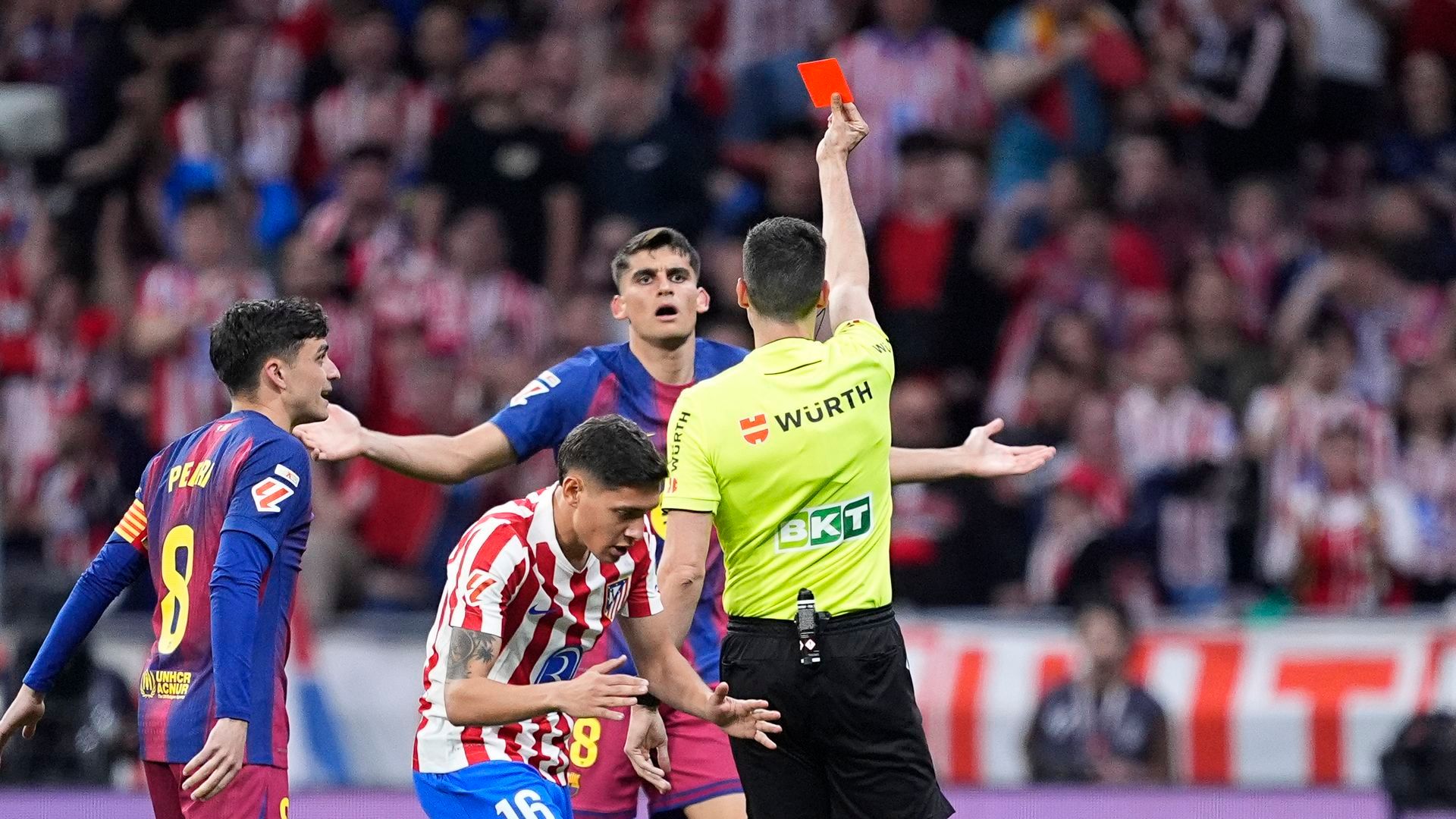 La expulsión a Gerard Martín en el Atlético - Barcelona