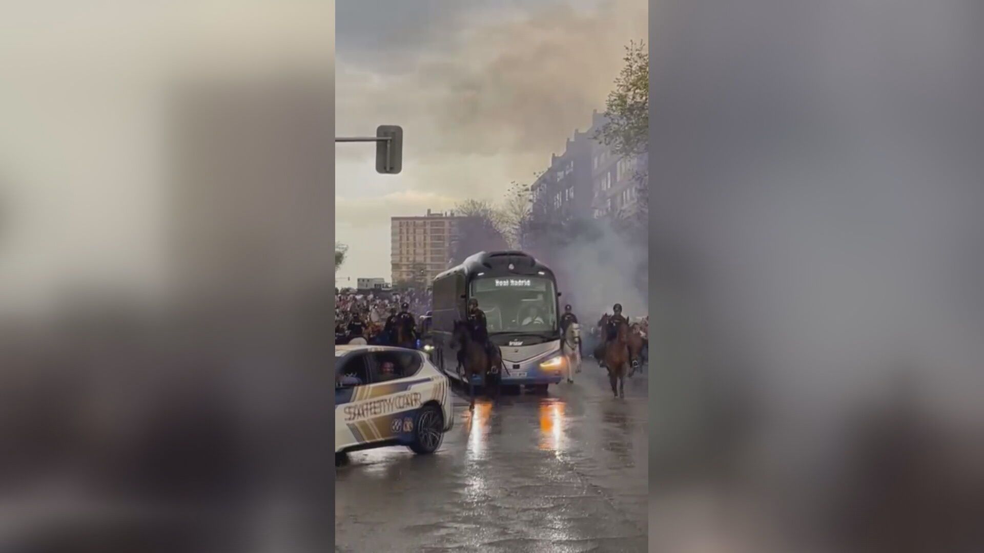 Las bengalas en la llegada del Real Madrid