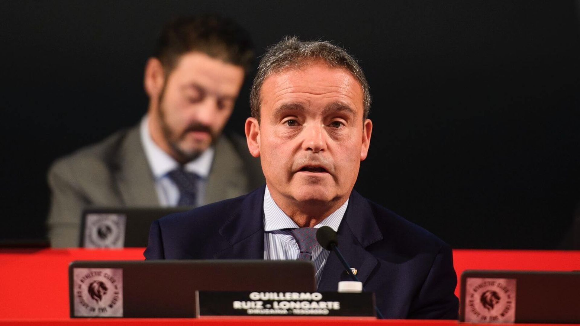 Ruiz-Longarte con Igor San Román detrás en una Asamblea