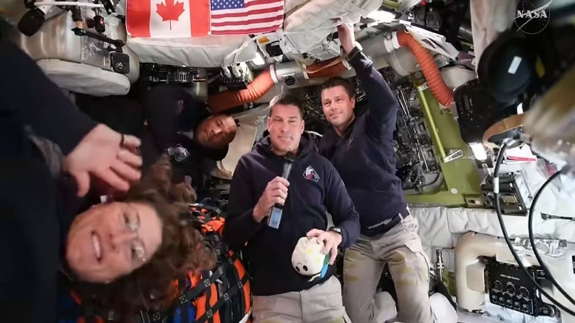 Los astronautras de la Artemis II hablan con Trump por teléfono.