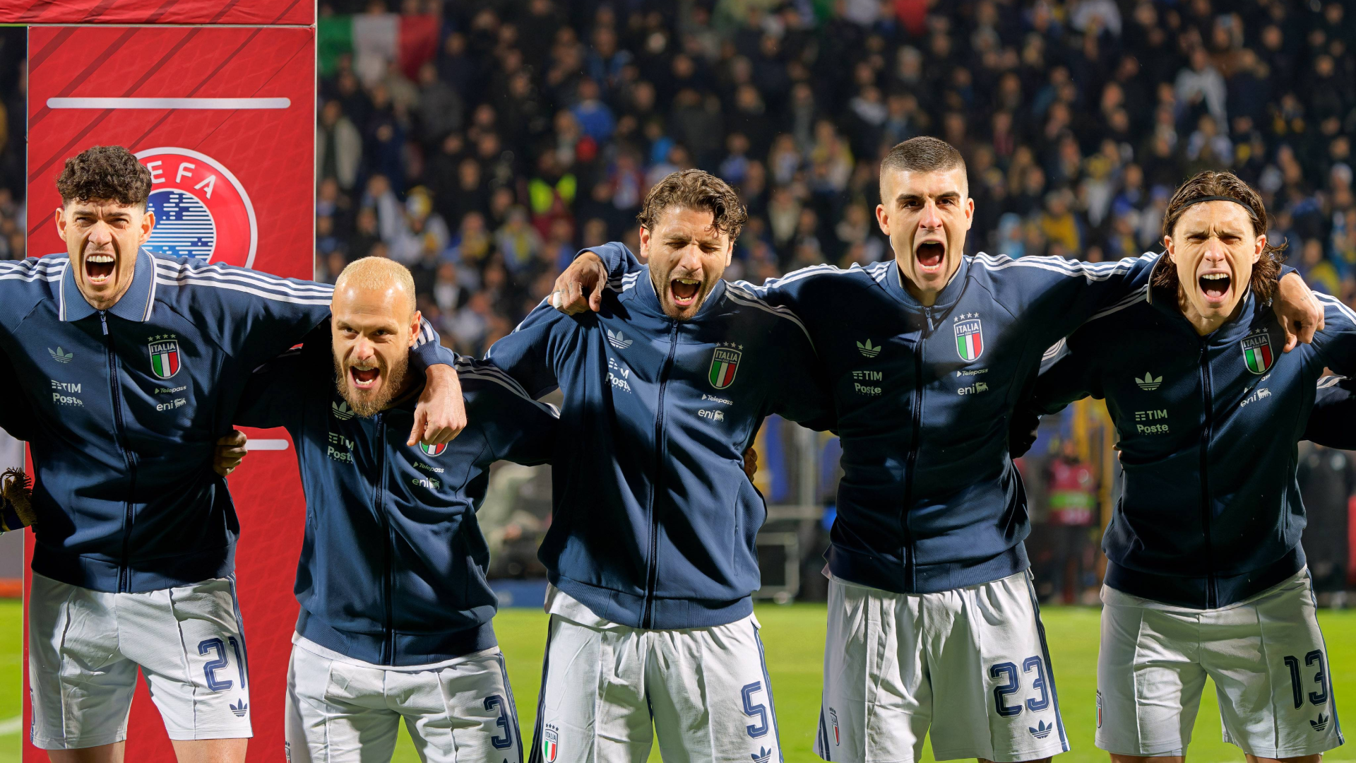 Los jugadores de Italia cantan el himno antes del partido ante Bosnia