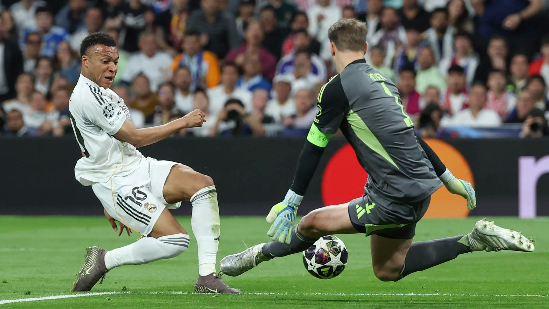 Mbappé en un mano a mano contra Neuer