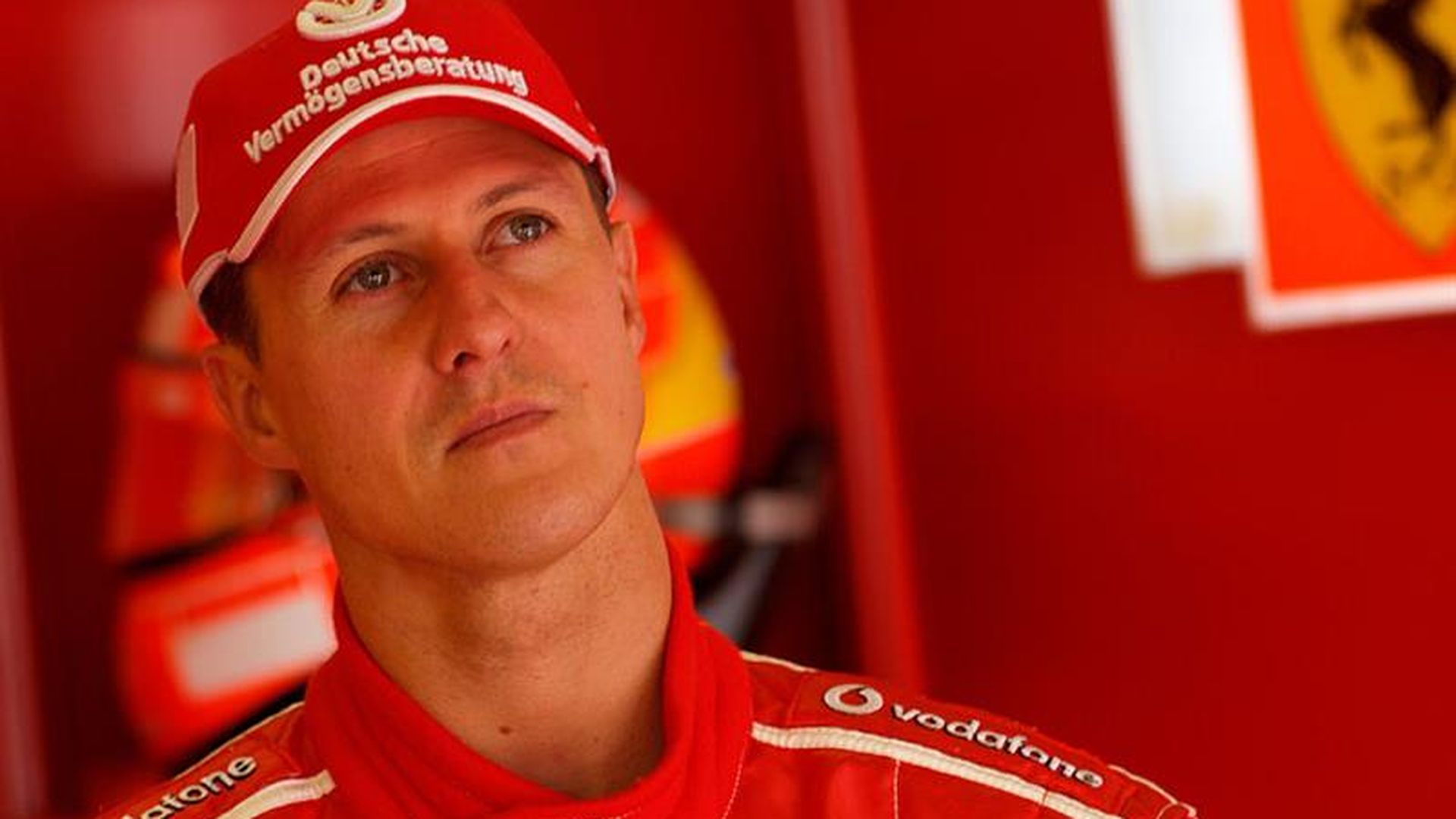 Michael Schumacher en el box de Ferrari durante un Gran Premio de Fórmula 1