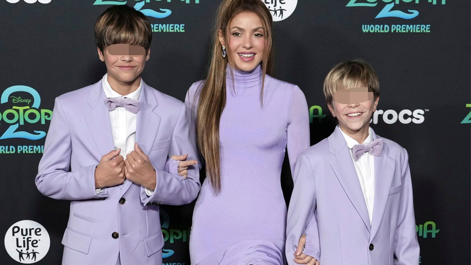 Milan y Sasha, los dos hijos de Shakira y Gerard Piqué, junto a su madre el pasado noviembre