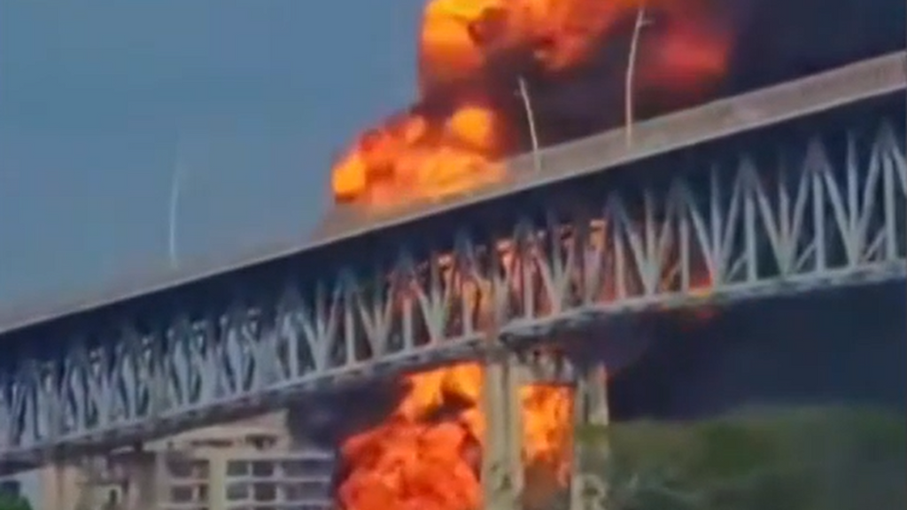 Momento en el que un camión cisterna explota y genera un incendio en el Puente de las Américas, Panamá