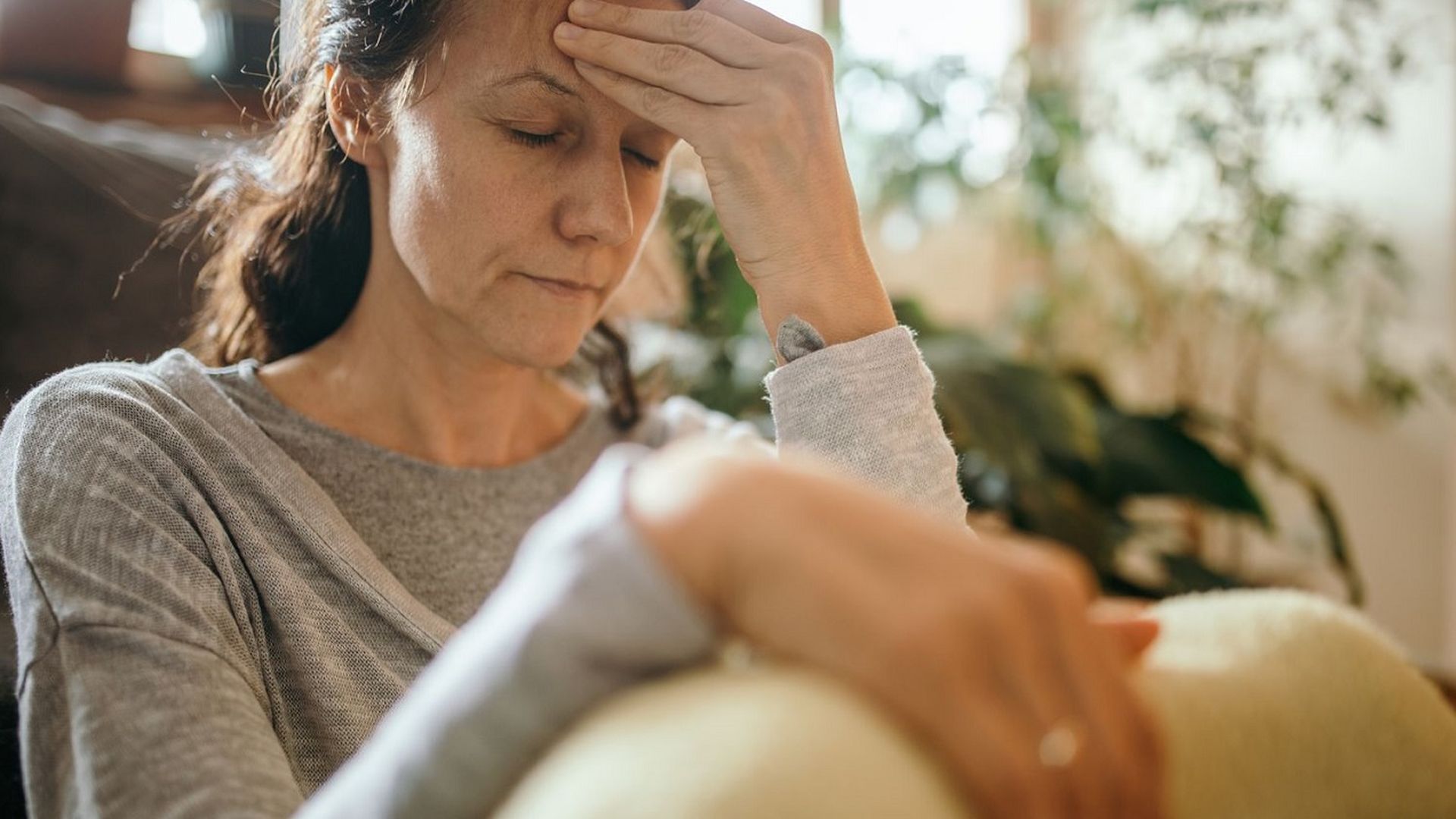 Mujer sufriendo un infarto