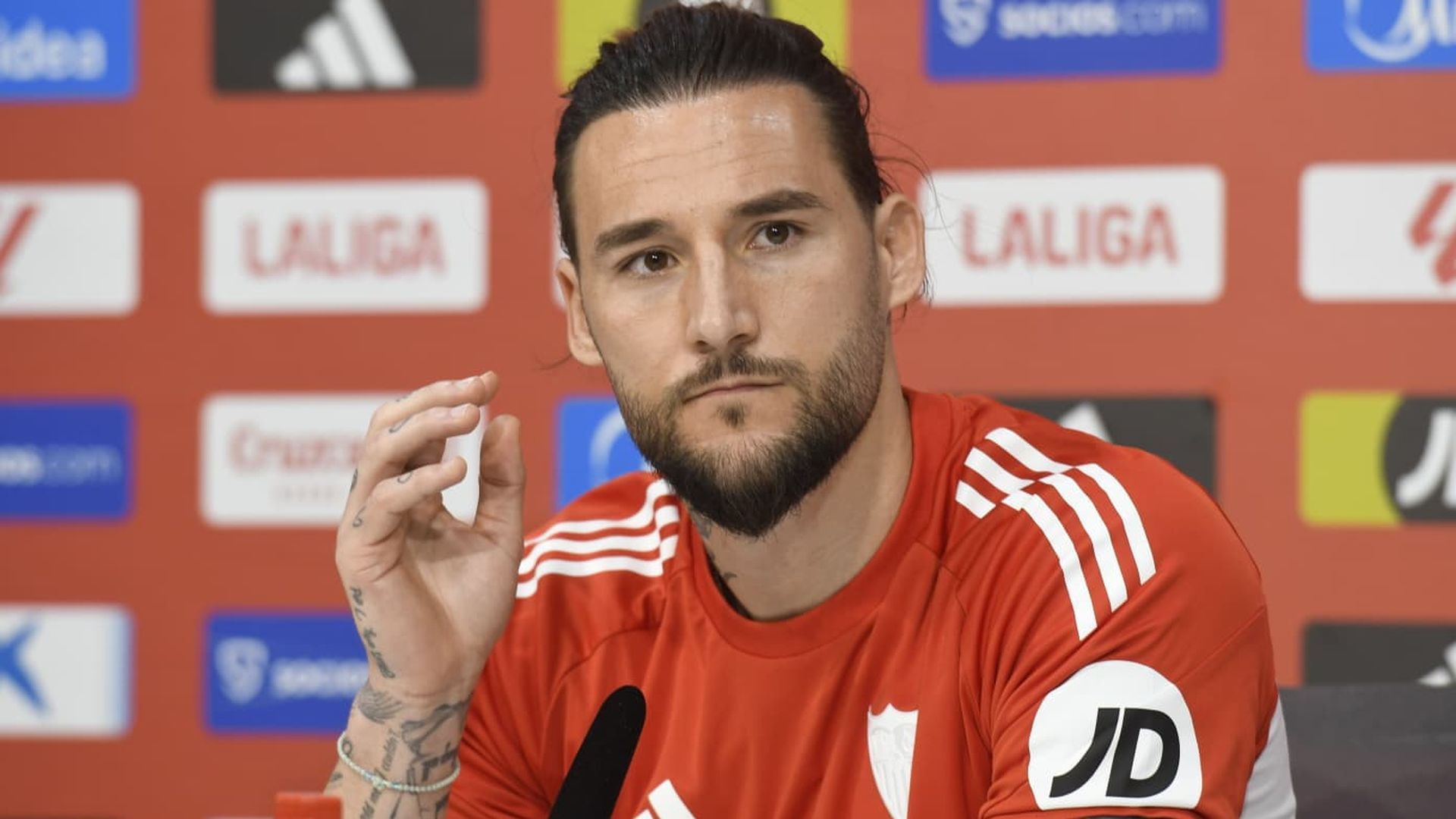 Nemanja Gudelj, ante el Oviedo