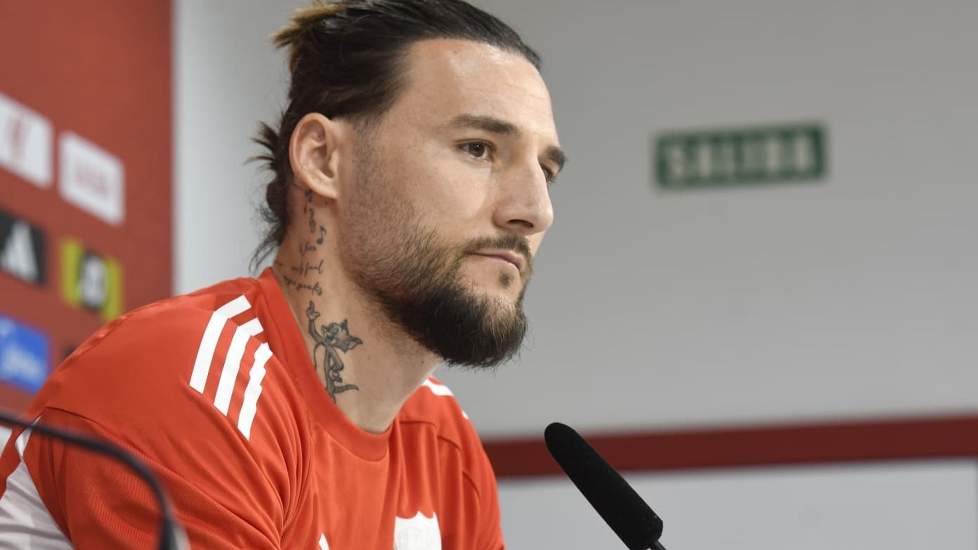 Nemanja Gudelj, en sala de prensa