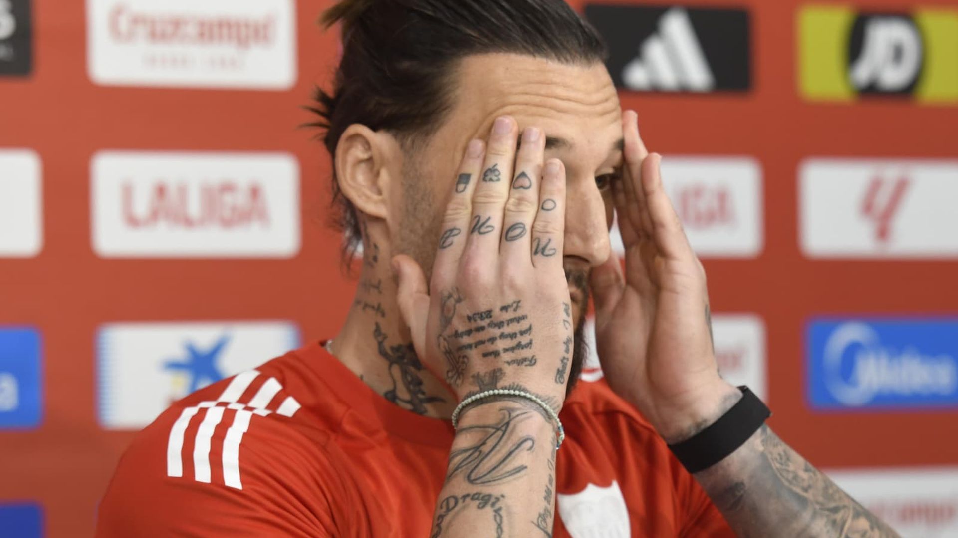 Nemanja Gudelj, en sala de prensa