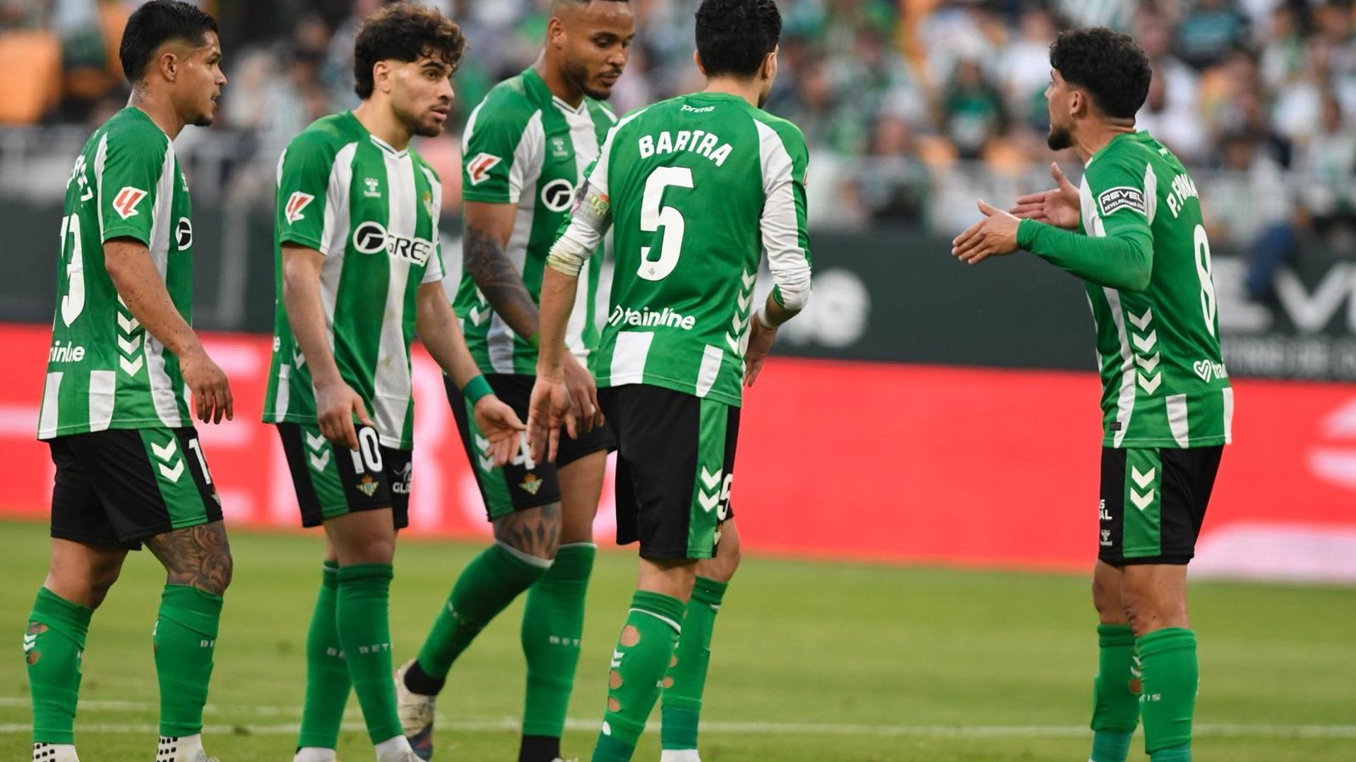 Pablo Fornals, hablando con Bartra, Natan, Cucho y Abde, en el Betis - Celta Pablo Fornals, hablando con Bartra, Natan, Cucho y Abde, en el Betis - Celta
