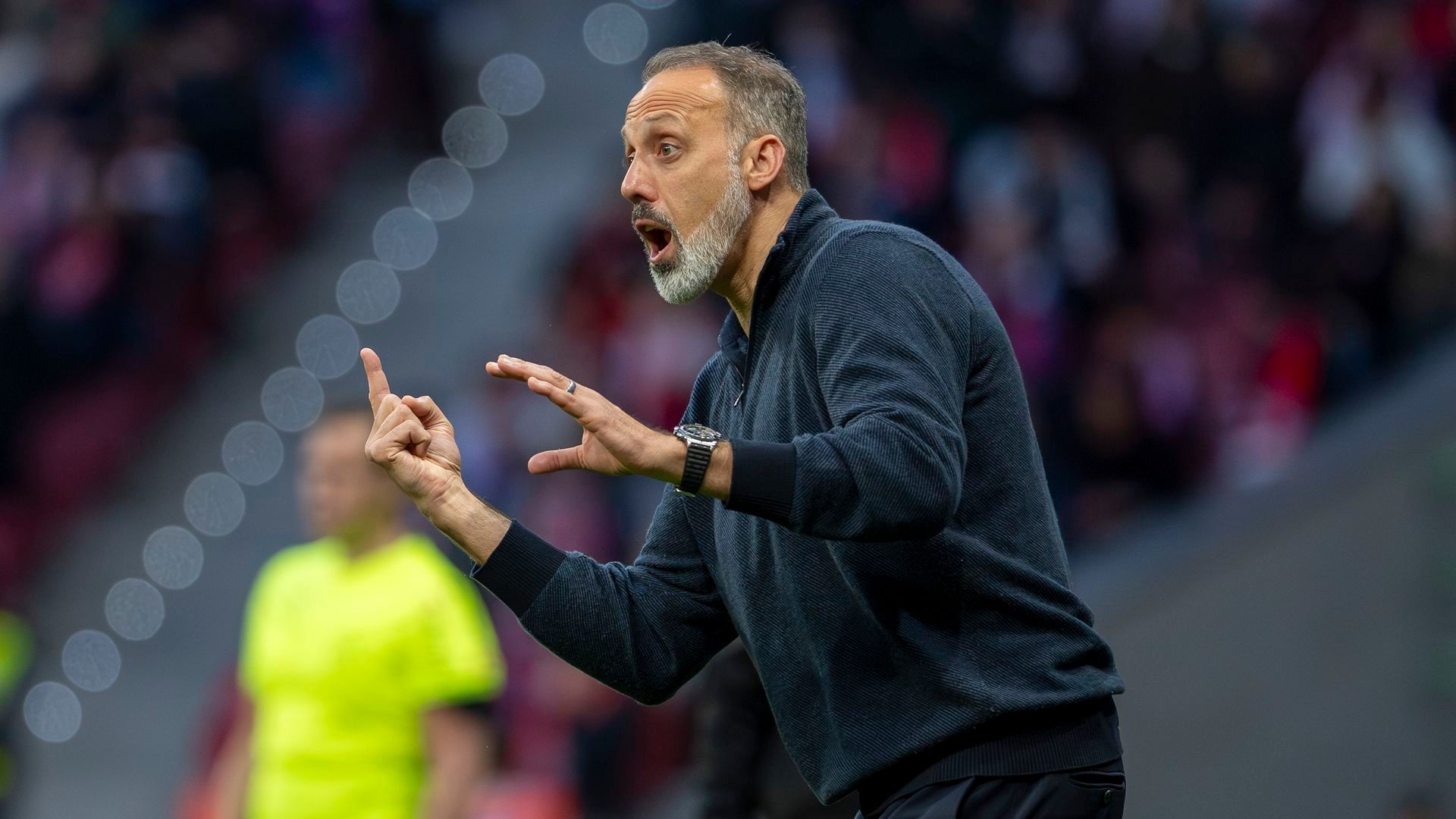 Pellegrino Matarazzo da indicaciones durante un encuentro Pellegrino Matarazzo da indicaciones durante un encuentro