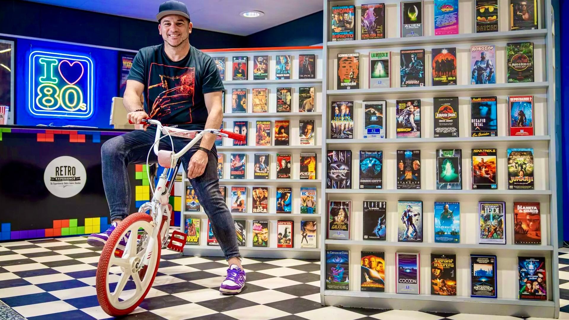 Reproducción de un videoclub con cintas VHS