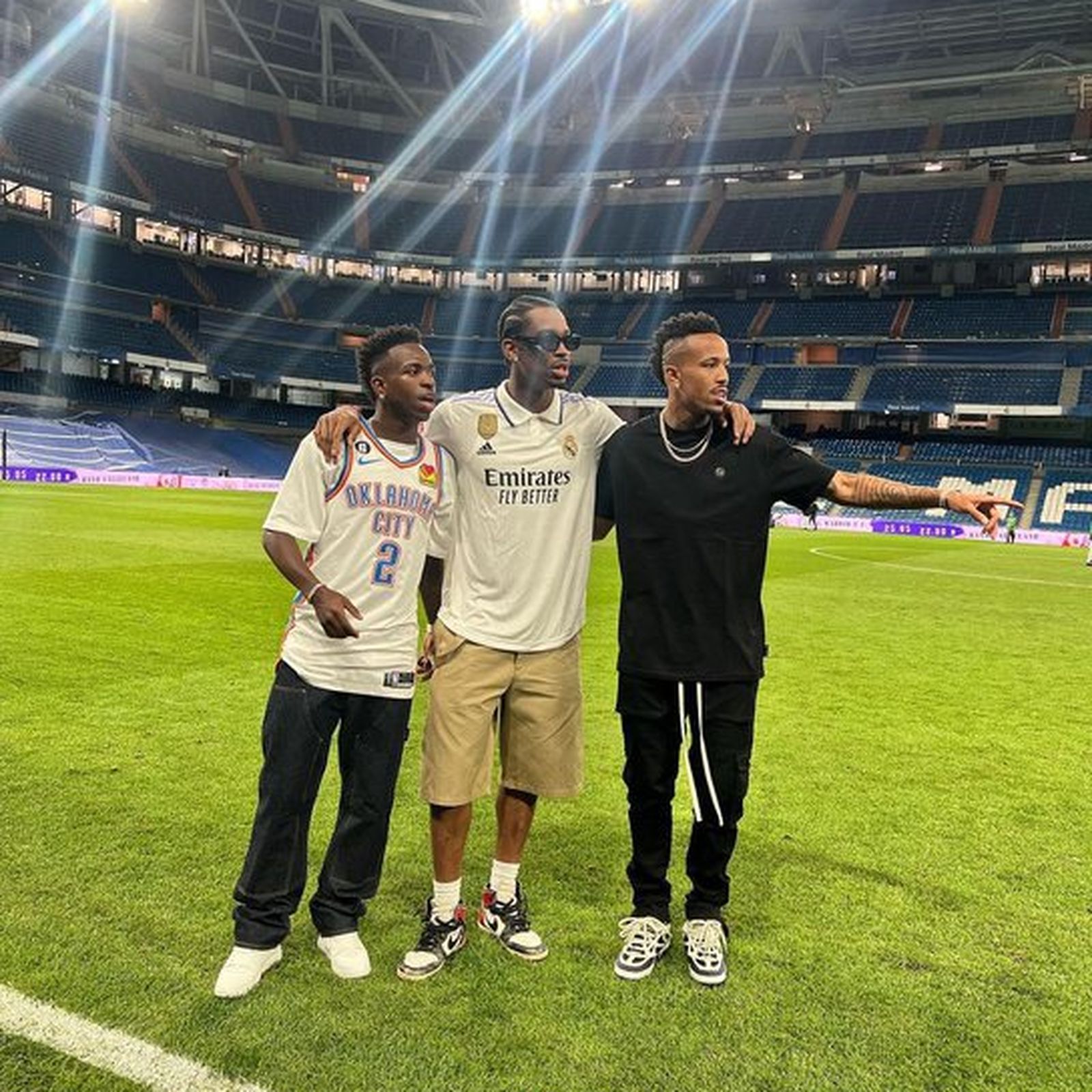 Shai Gilgeous-Alexander con Vinicius Junior y Éder Militao en el Santiago Bernabéu