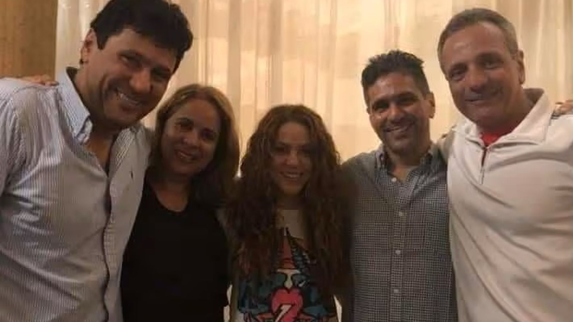 Shakira y varios de sus hermanos, en una de las escasas imágenes junto a ellos