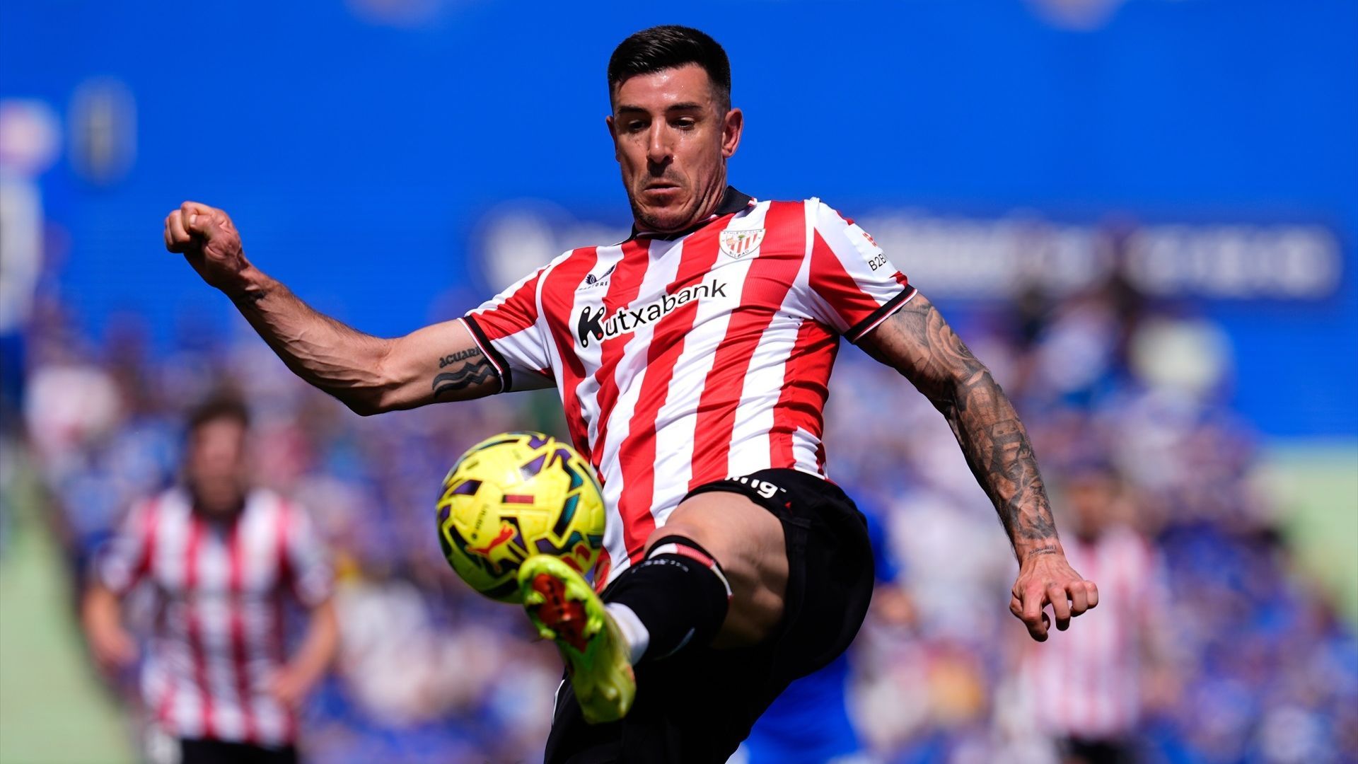 Toque de Yuri Berchiche ante el Getafe en el Coliseum Toque de Yuri Berchiche ante el Getafe en el Coliseum