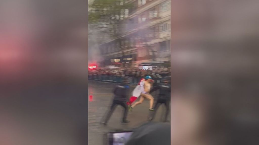 Un hombre desnudo se cuela en la llegada del Real Madrid al Bernabéu