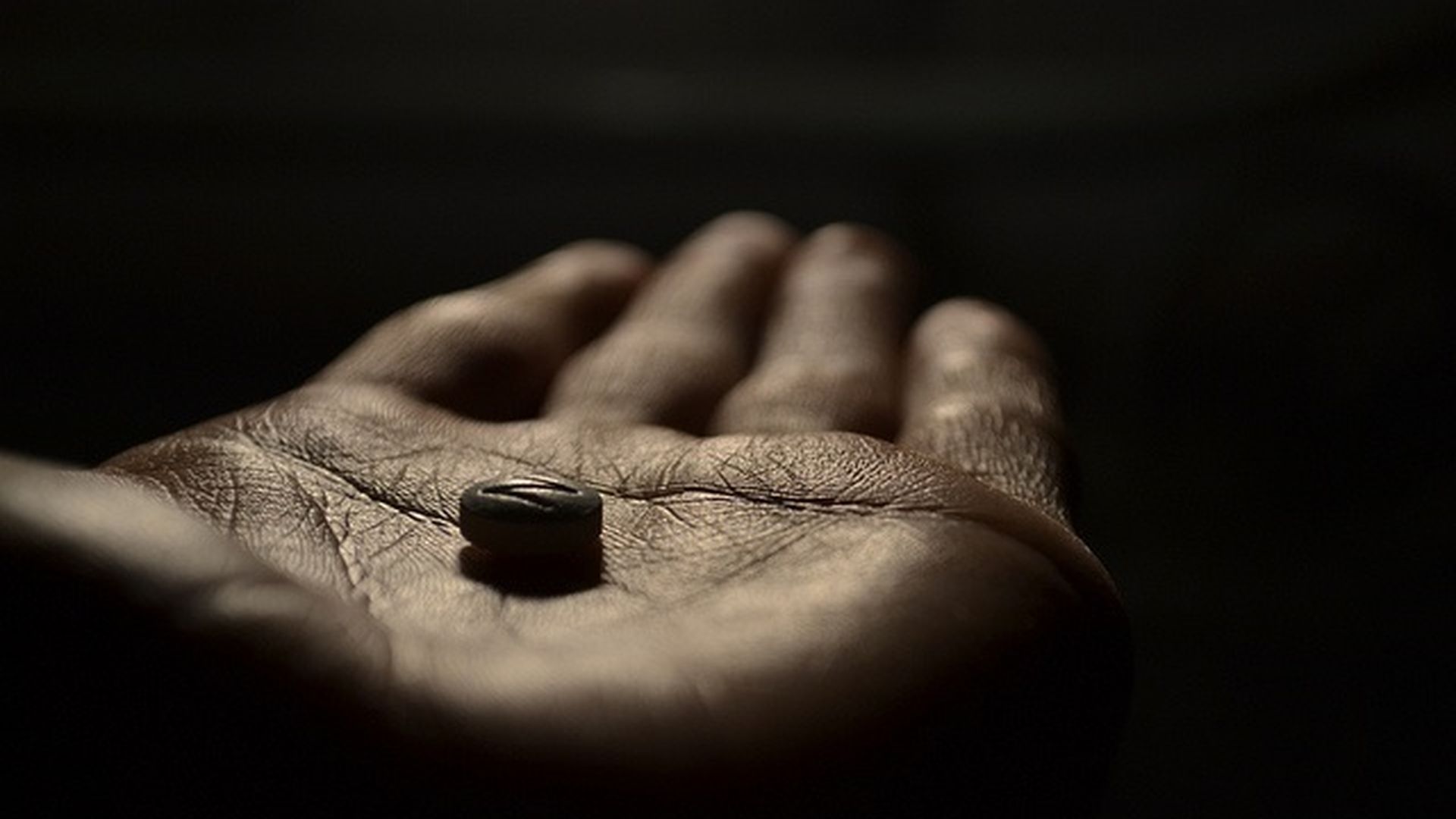 Una persona sostiene una pastila en la mano Una persona sostiene una pastila en la mano