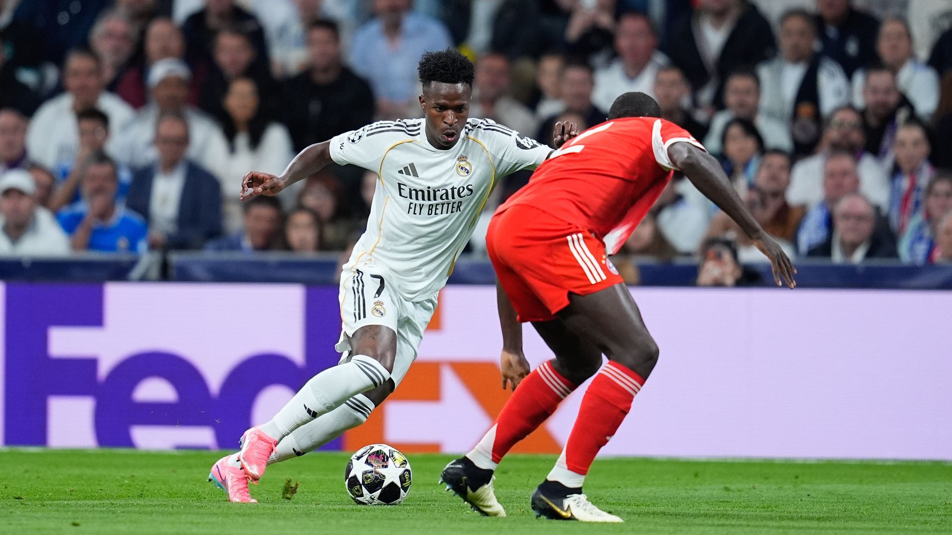 Vinicius encarando en el Real Madrid-Bayern de Múnich