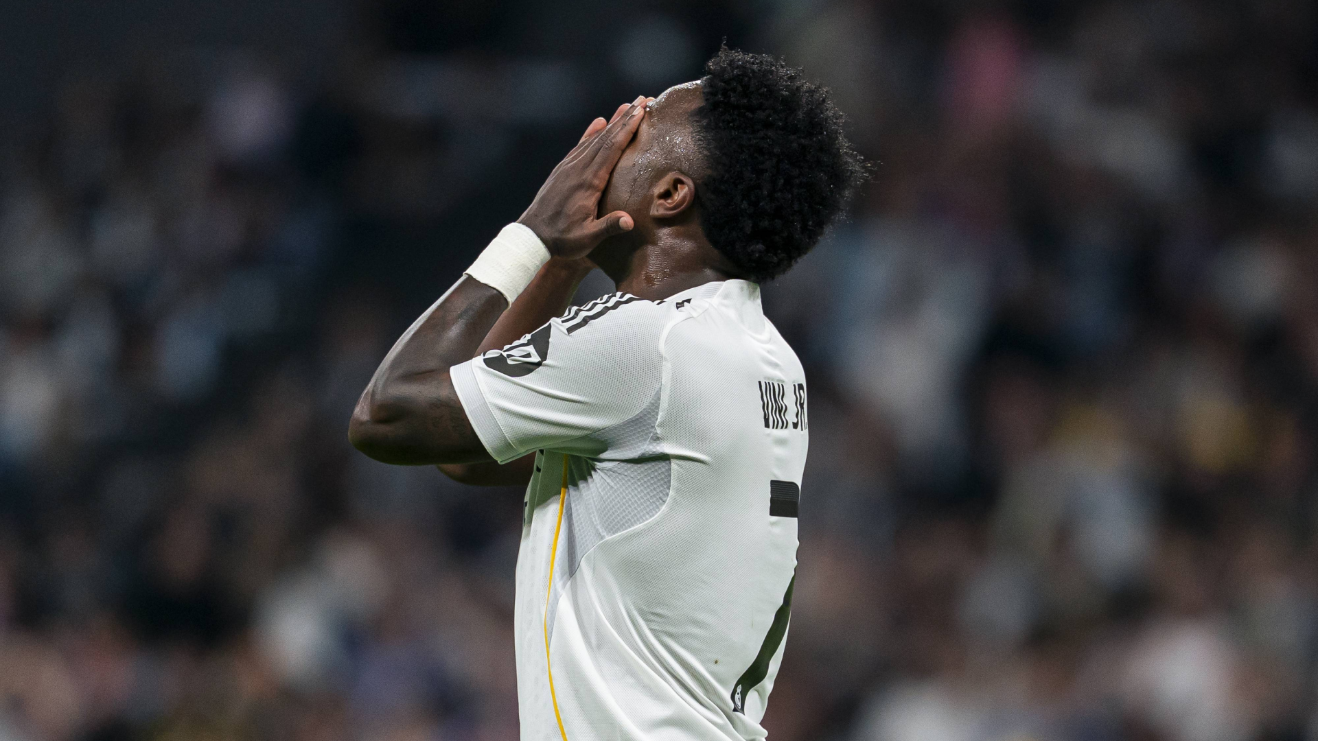 Vinicius se lamenta durante el Real Madrid-Bayern