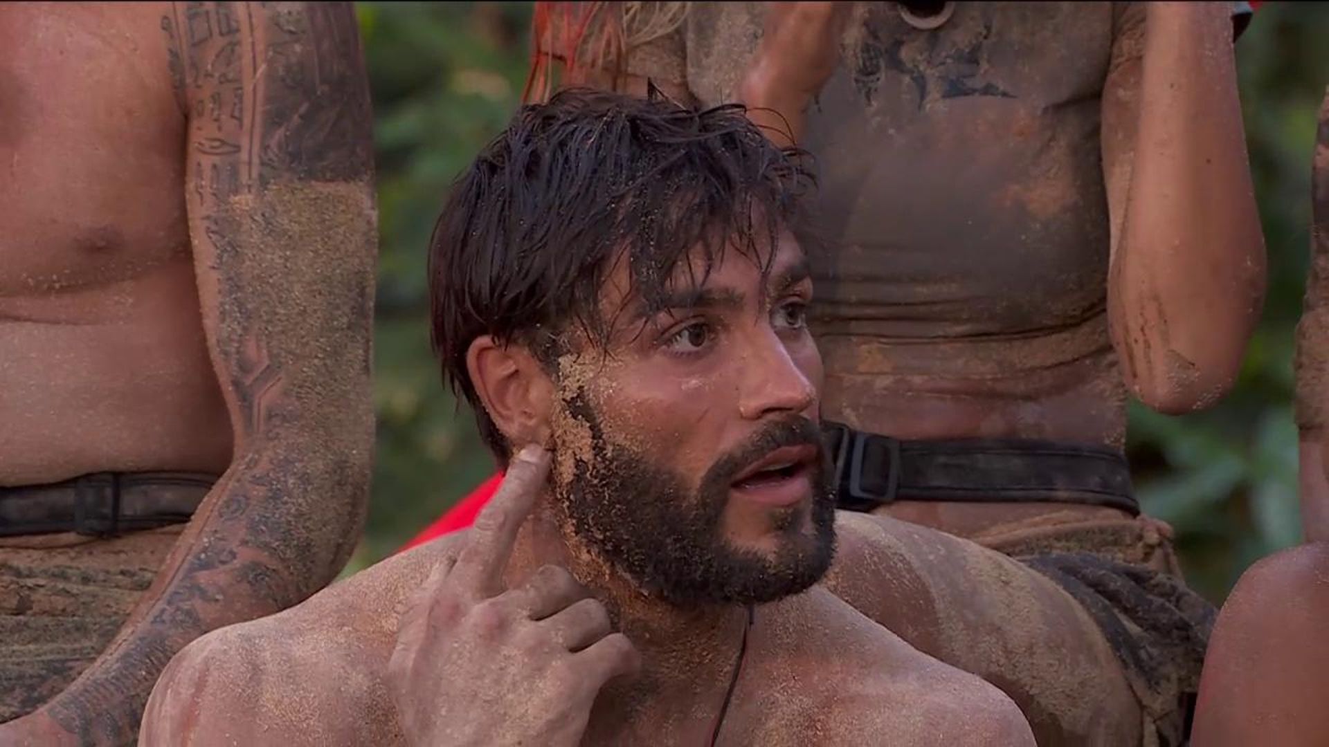 Gerard salta en defensa de Claudia en su discusión con Jaime y se viven momentos de tensión