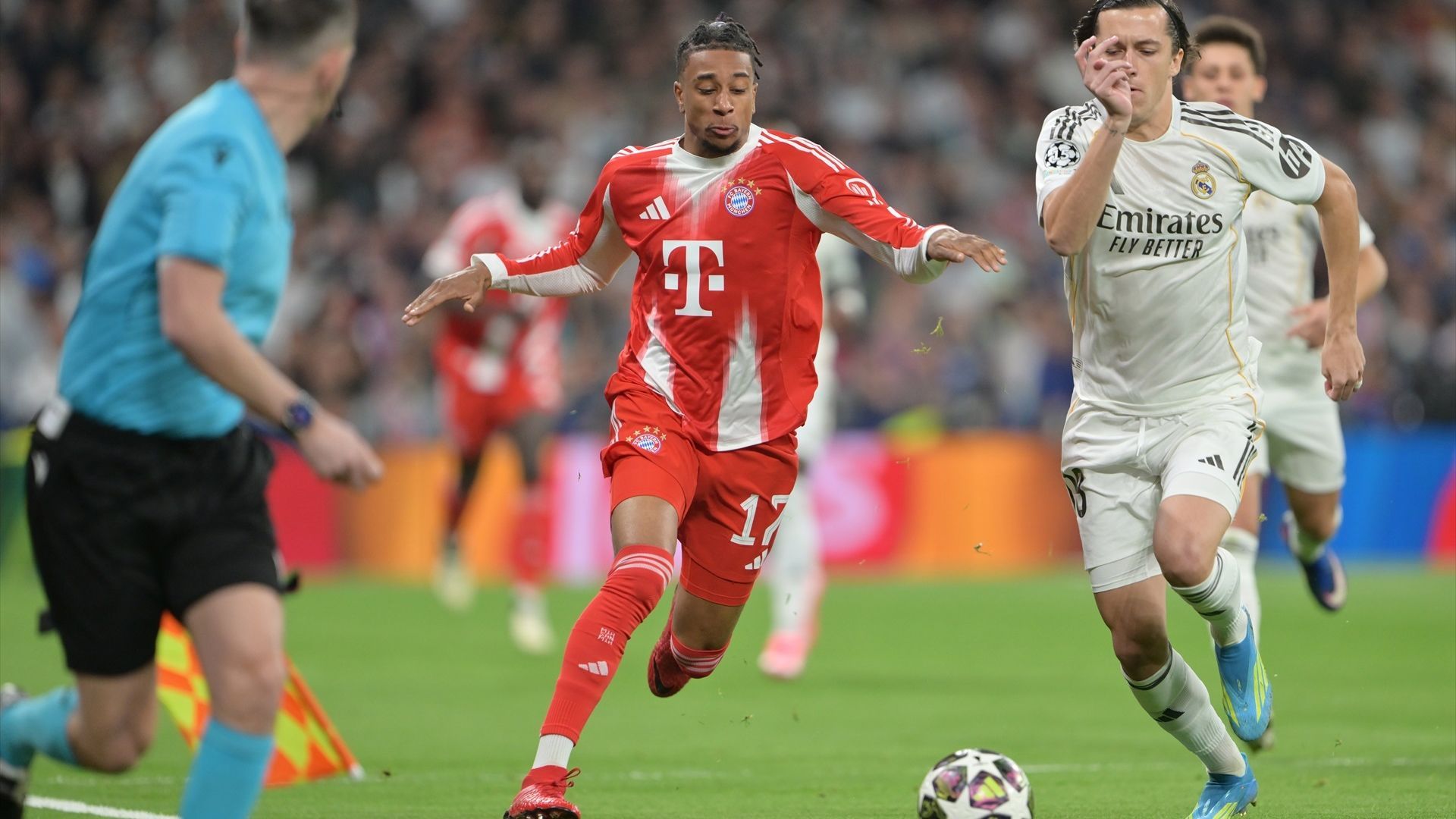 Álvaro Carreras intenta defender a Michael Olise