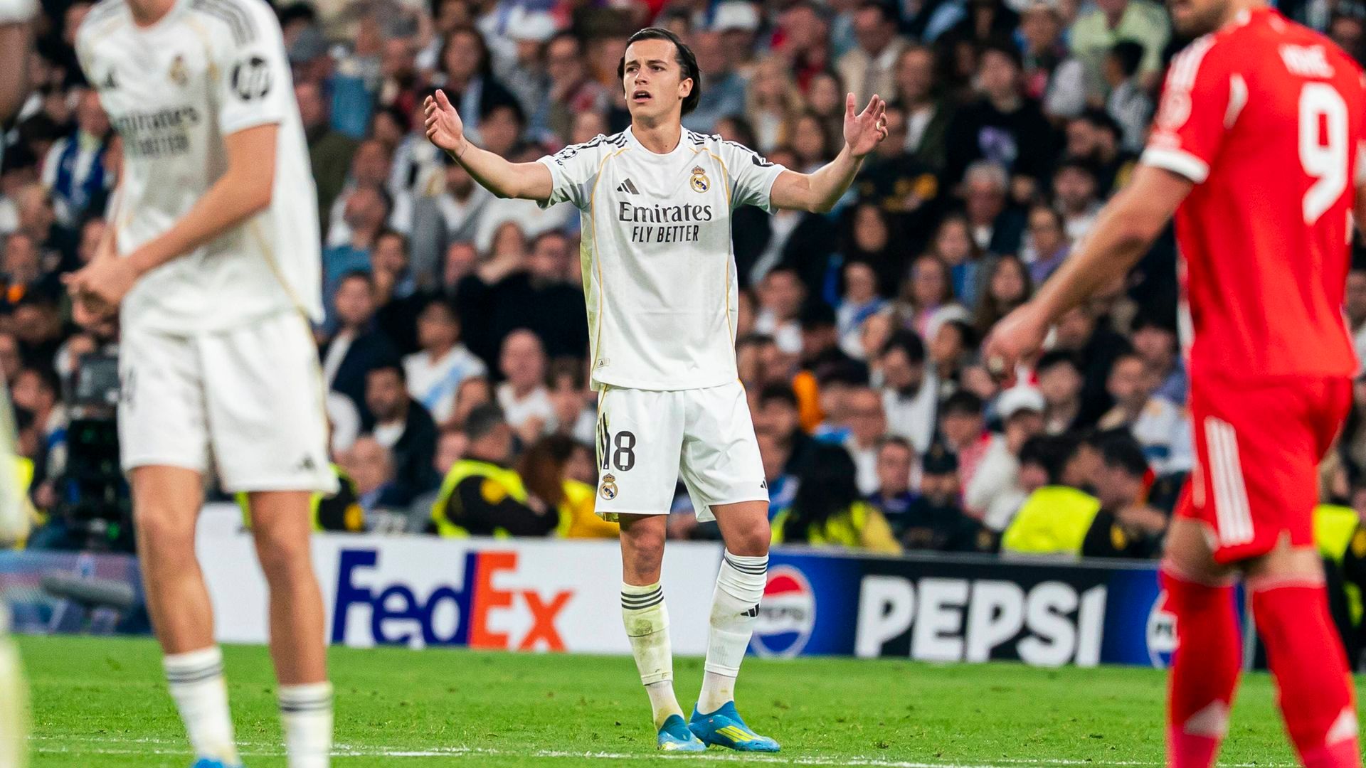 Álvaro Carreras se lamenta durante el Real Madrid - Bayern Álvaro Carreras se lamenta durante el Real Madrid - Bayern
