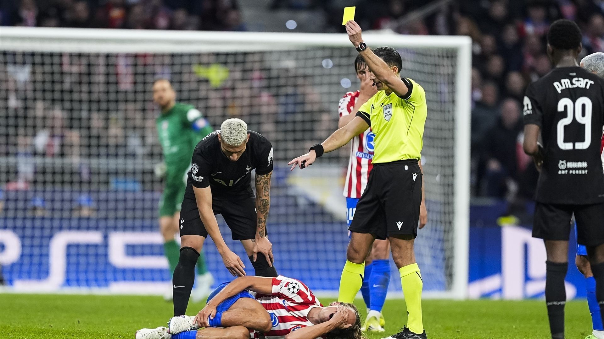 Amonestación en un partido de Champions del Atlético de Madrid Amonestación en un partido de Champions del Atlético de Madrid