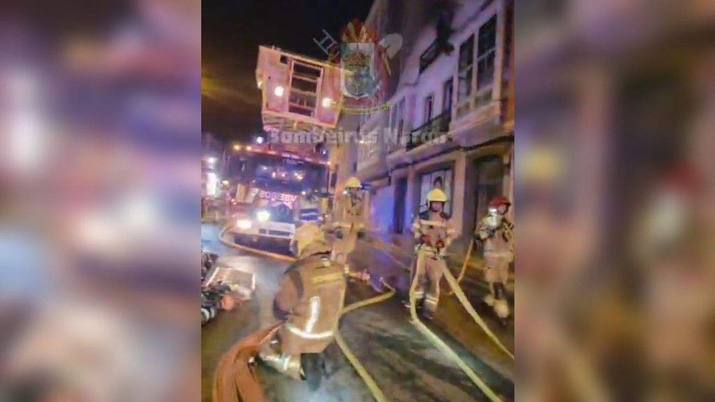 Así fue el espectacular incendio de una vivienda en Narón