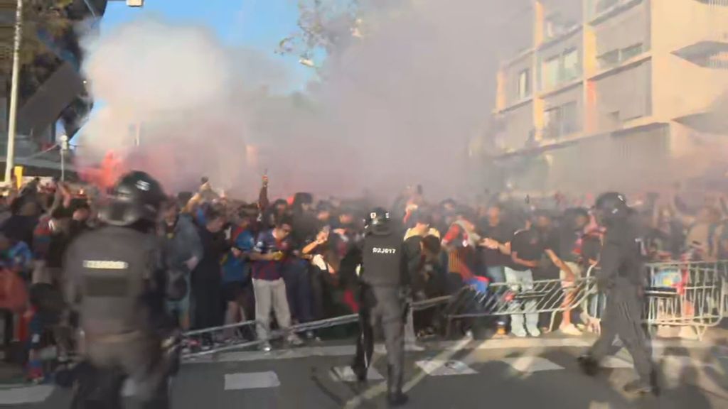 En vídeo: Avalancha y heridos en la llegada del Barça al Camp Nou