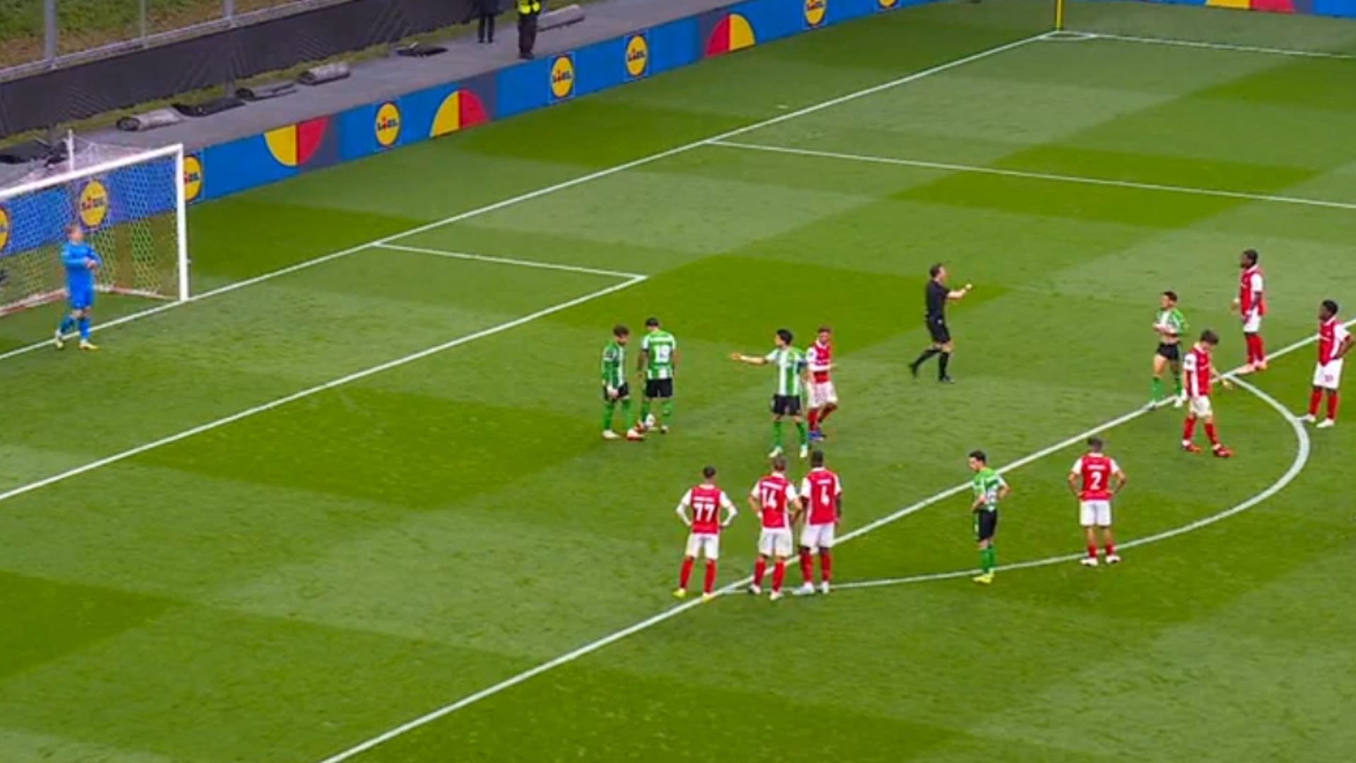 Bartra, retirando a Abde del punto de penalti