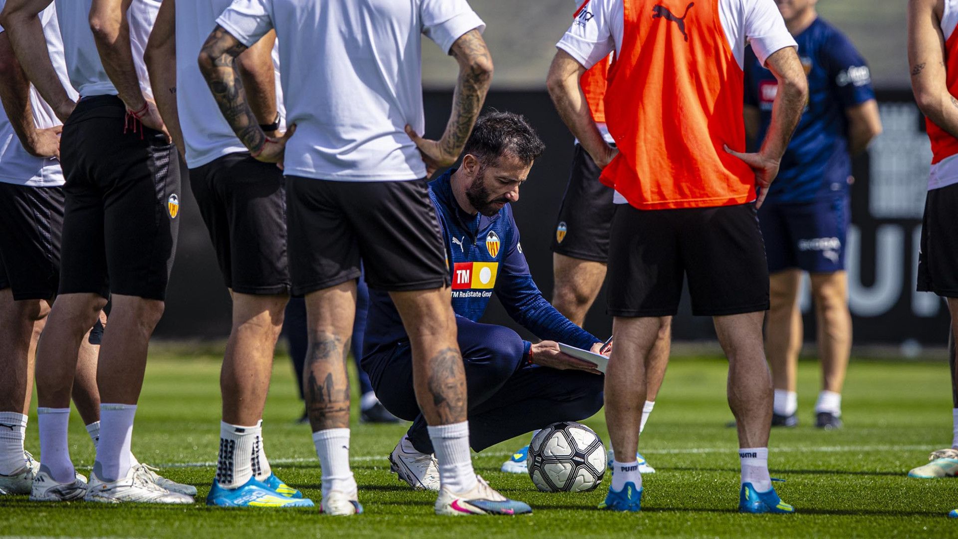 Carlos Corberán preparando el entrenamiento