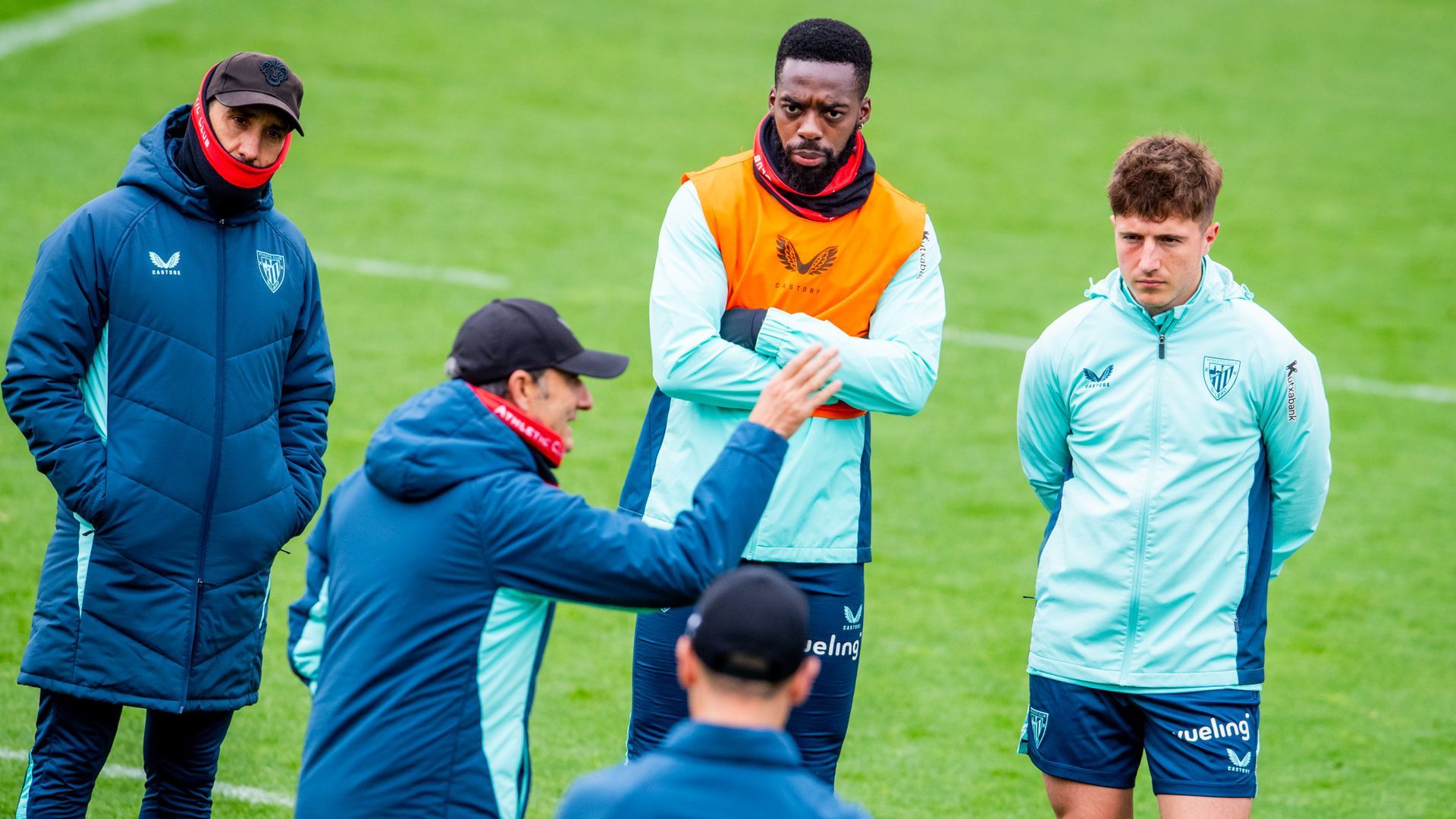 Charla de Ernesto Valverde en un entrenamiento en Lezama