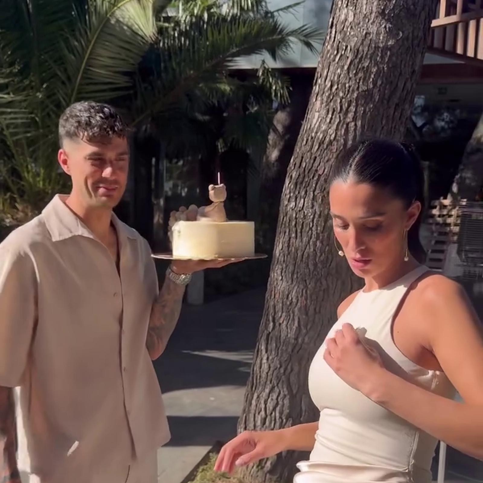 Claudia intentando ocultar el incidente con la paloma