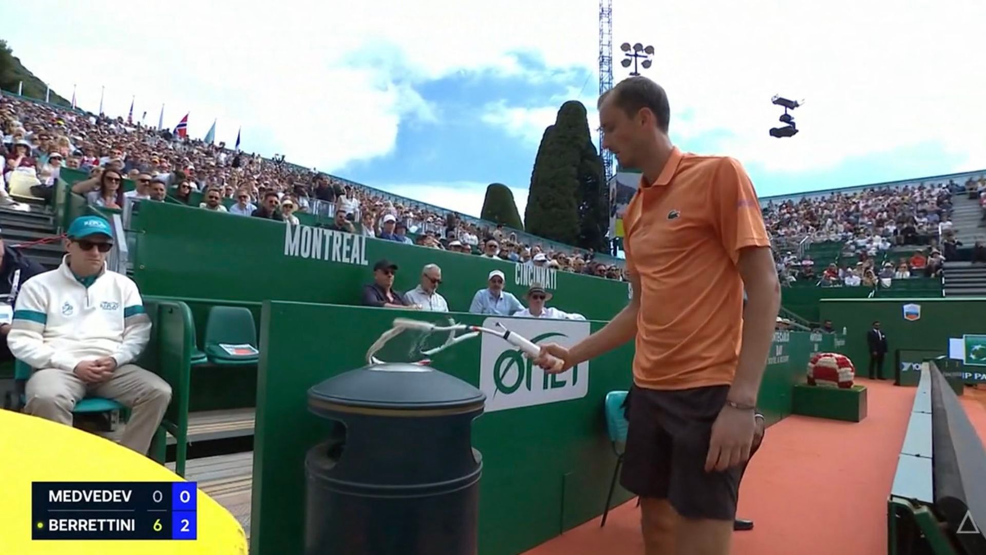 Daniil Medvedev tirando su raqueta a la basura durante un partido del Masters 1000 de Montecarlo