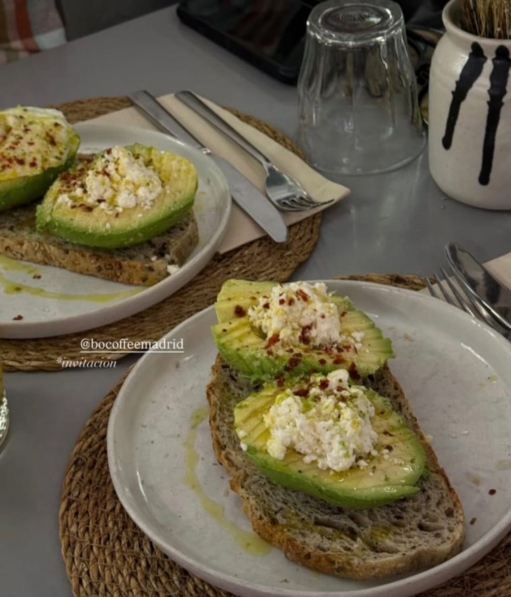 Desayuno tostadas aguacate