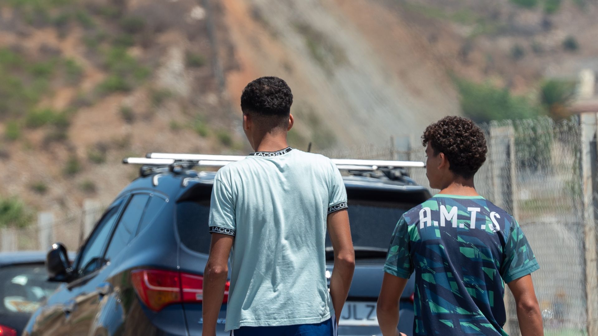 Dos migrantes pasean por la calle en Ceuta