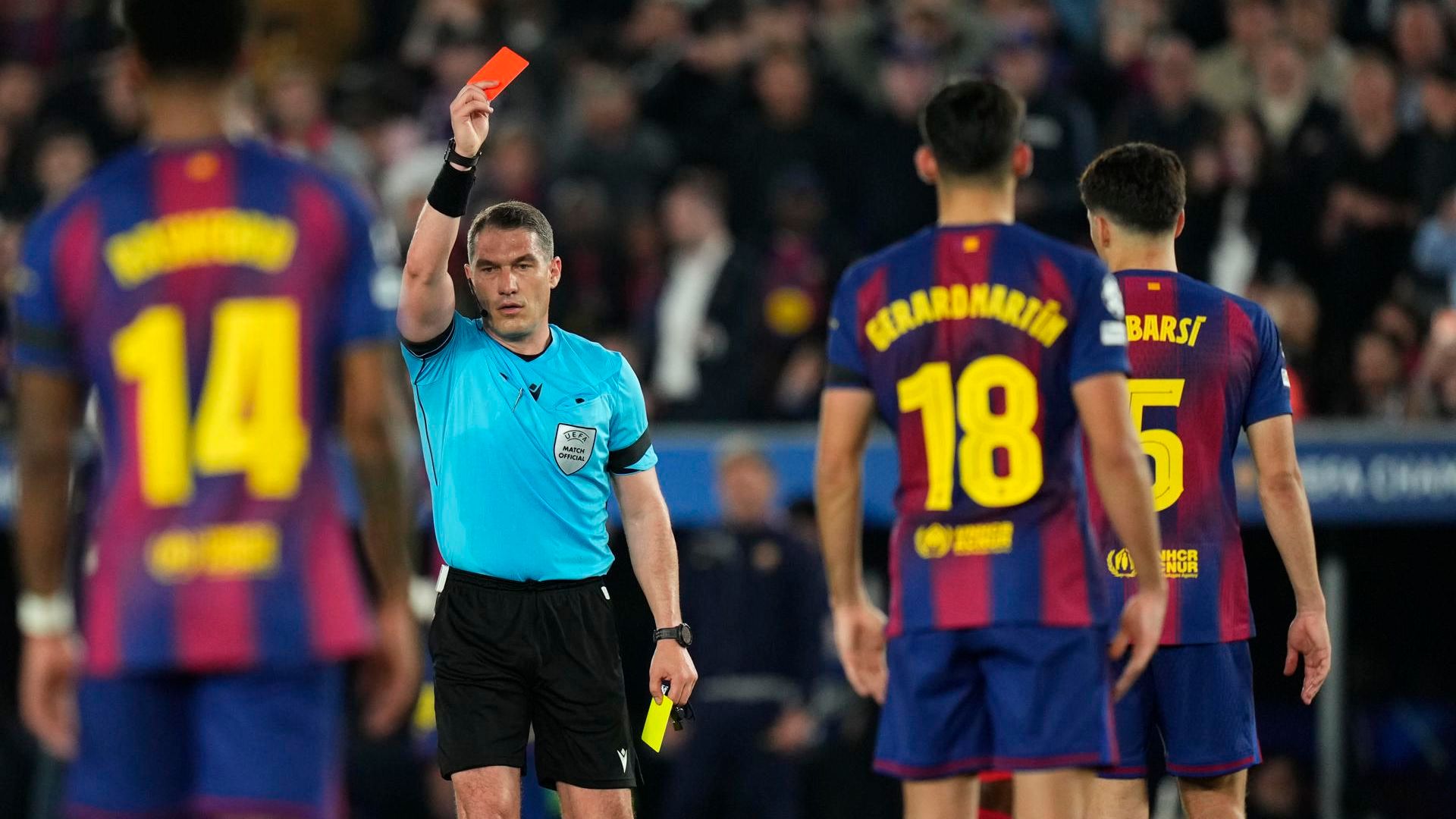 El árbitro enseñando la roja a Cubarsí El árbitro enseñando la roja a Cubarsí