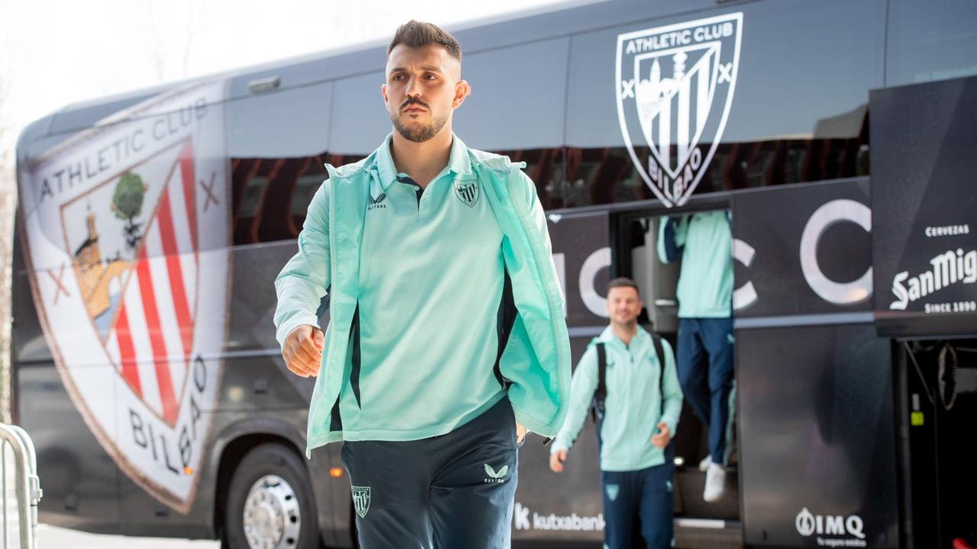 El central Aitor Paredes se baja del autobús del equipo