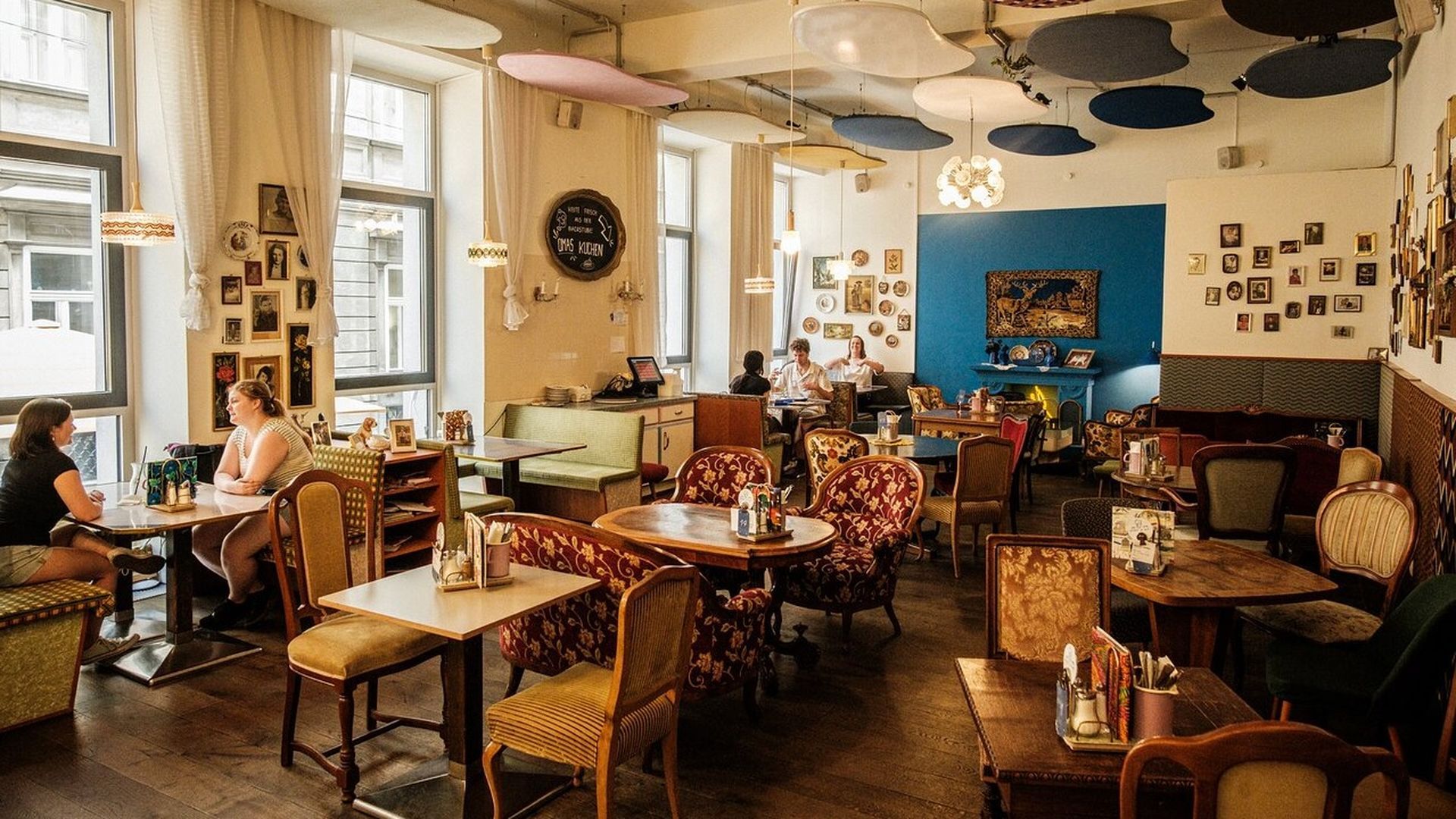 El interior de uno de los locales de Café Vollpension El interior de uno de los locales de Café Vollpension